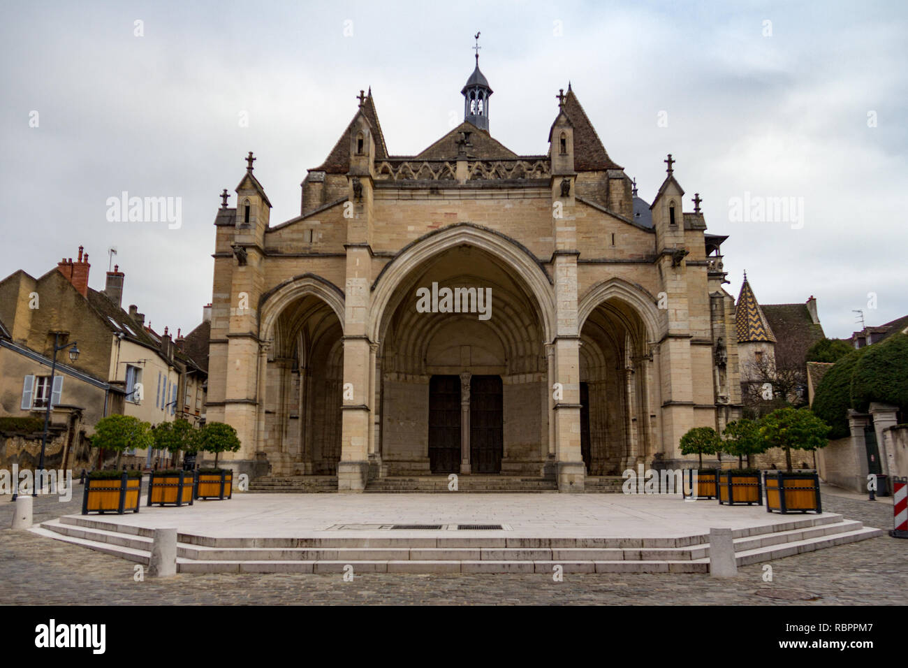 Ingresso al collegiale Notre Dame in Beaune Francia Foto Stock