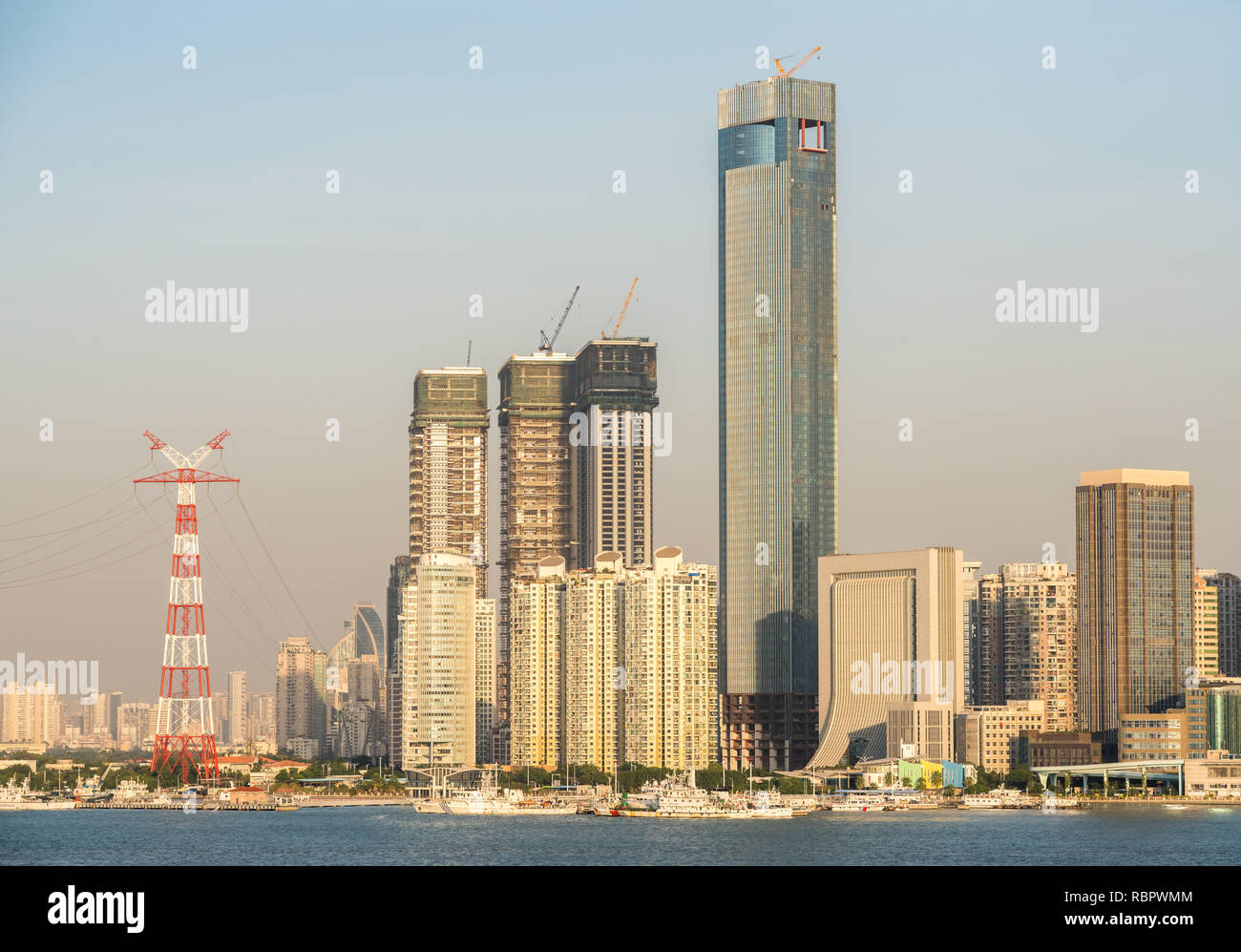 Skyline della città di Xiamen dal mare porta in avvicinamento Foto Stock