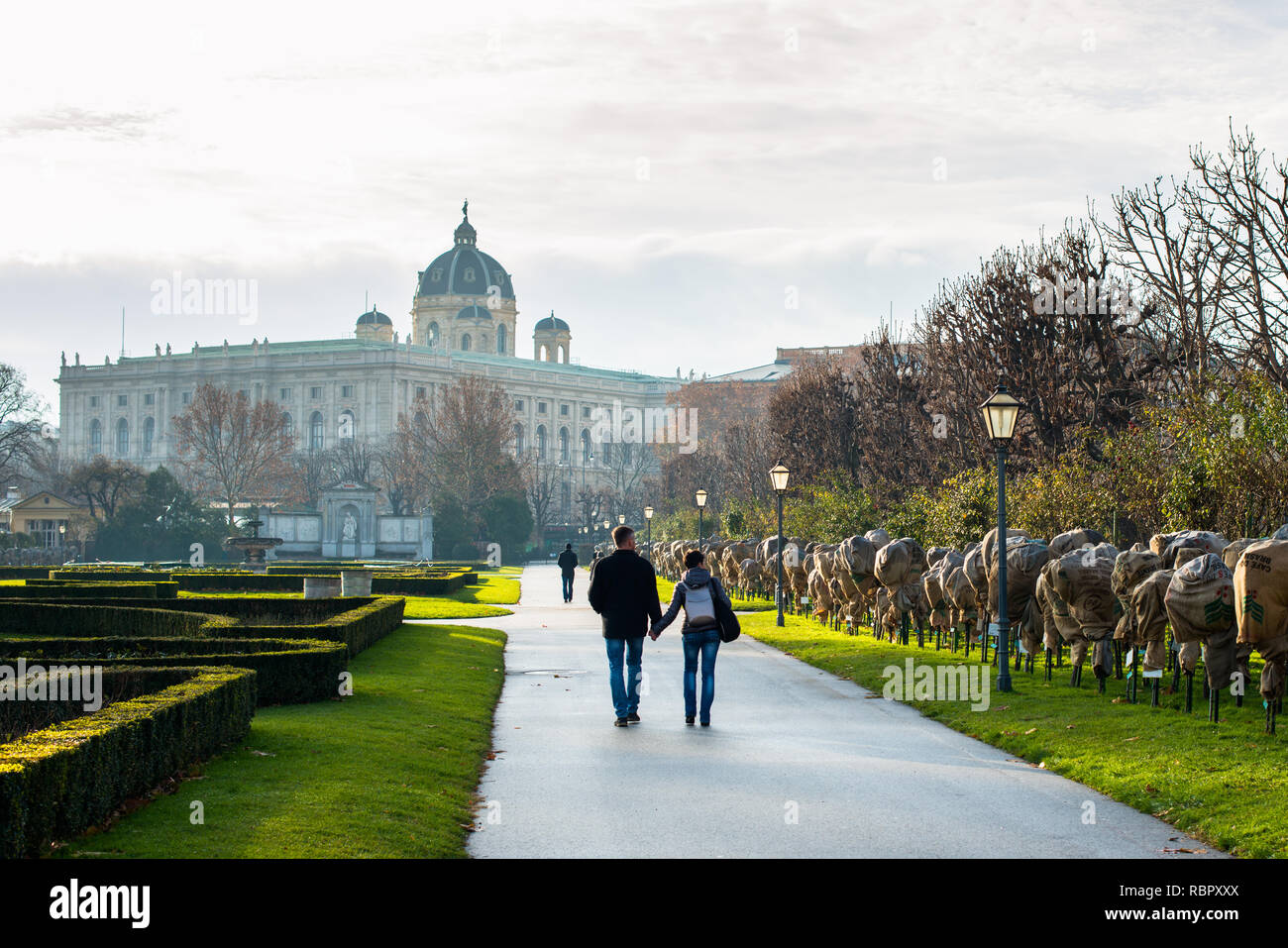 Atmosferica e romantica passeggiata mattutina lungo Volksgarten parco e giardino nella Innere Stadt nel primo distretto di Vienna, con il Museo di Storia Naturale. Foto Stock