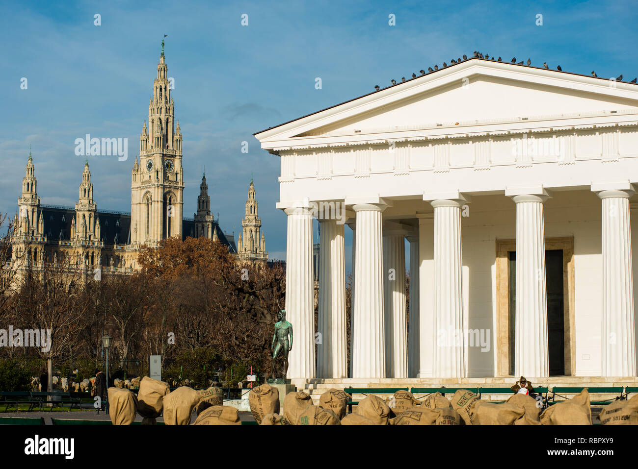 Il Dorico Theseus-Tempel tempio, una replica del Theseion in Atene, nel centro del Volksgarten con il Municipio per la parte posteriore, Vienna, Austria Foto Stock