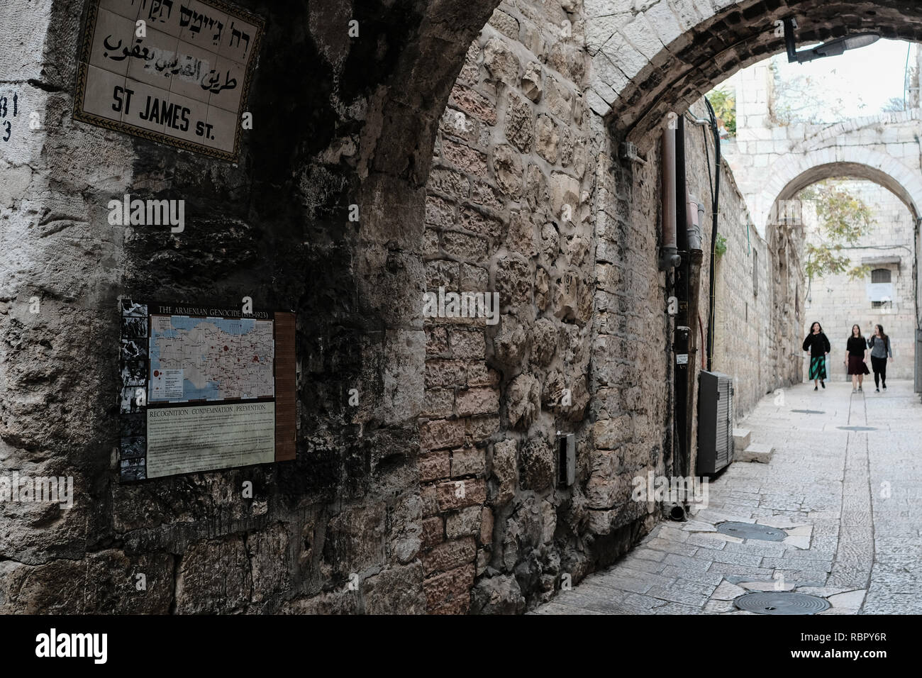St James Street conduce i pedoni dal Quartiere Armeno il quartiere ebraico di Gerusalemme la città vecchia. Foto Stock