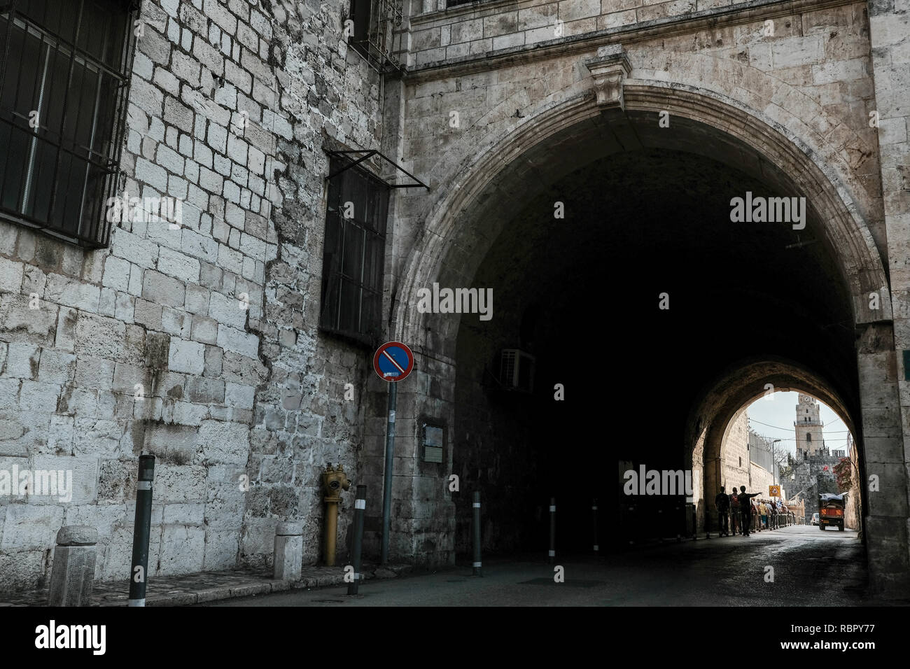 La stretta Patriarcato Armeno Street serve come la sola arteria di traffico motorizzato e passaggio principale per i pedoni attraverso il quartiere armeno Foto Stock