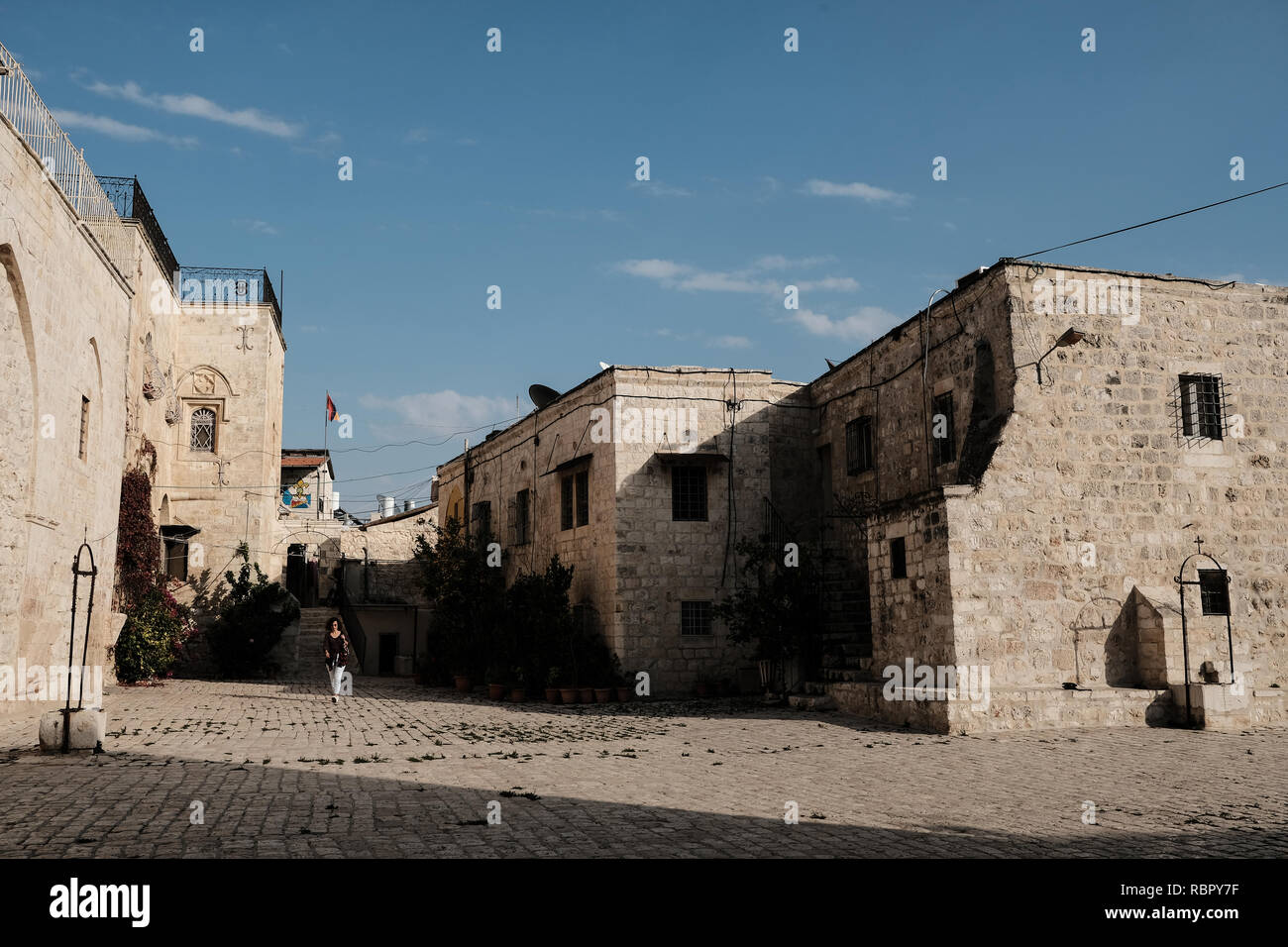 Le residenze private in Gerusalemme il quartiere armeno sono accessibili attraverso un vasto cortile che viene immesso attraverso il principale Patriarcato Armeno g Foto Stock