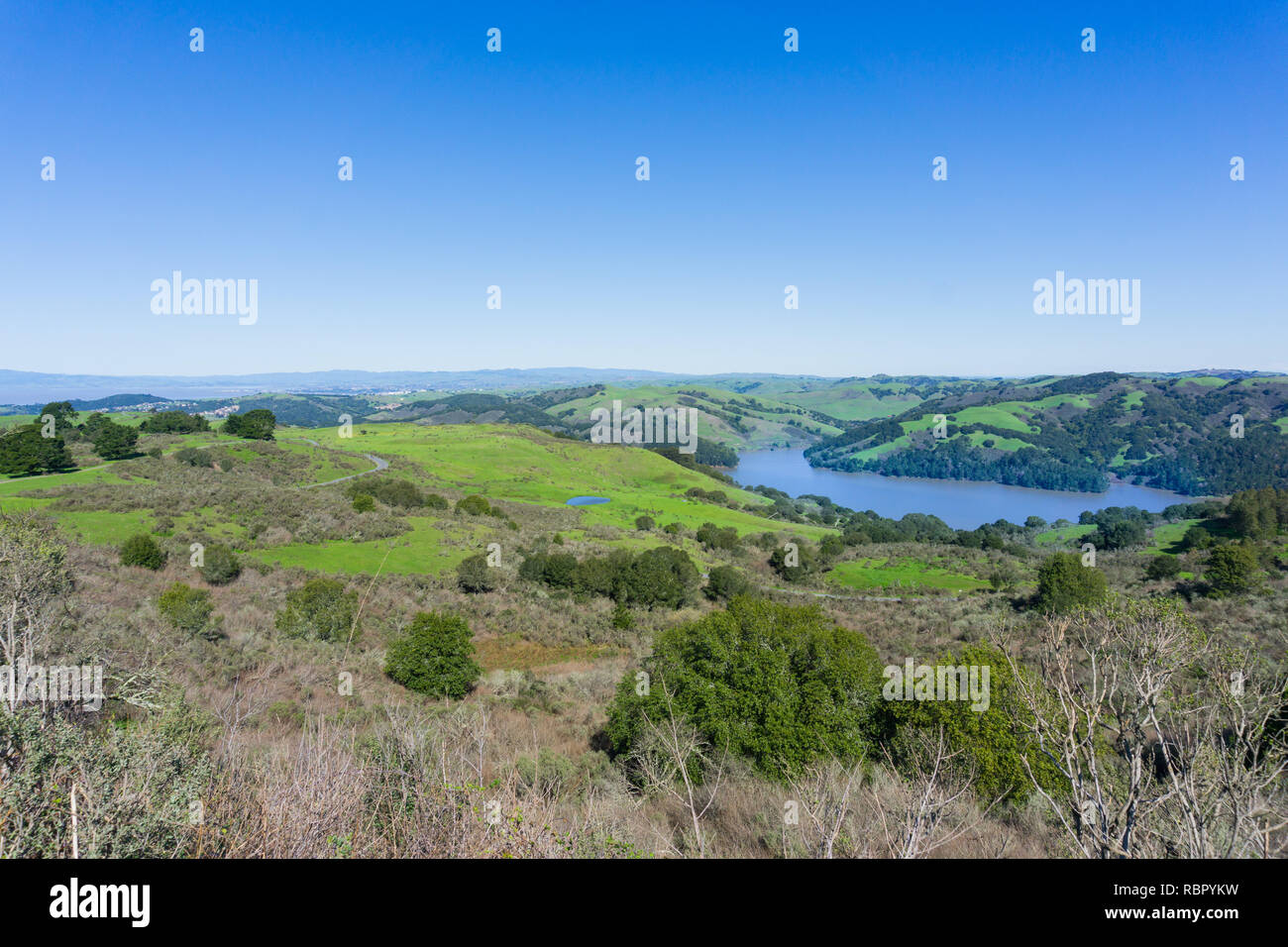 Vista verso il Wildcat canyon parco regionale e San Pablo serbatoio, Contra Costa County, la baia di San Francisco, California Foto Stock