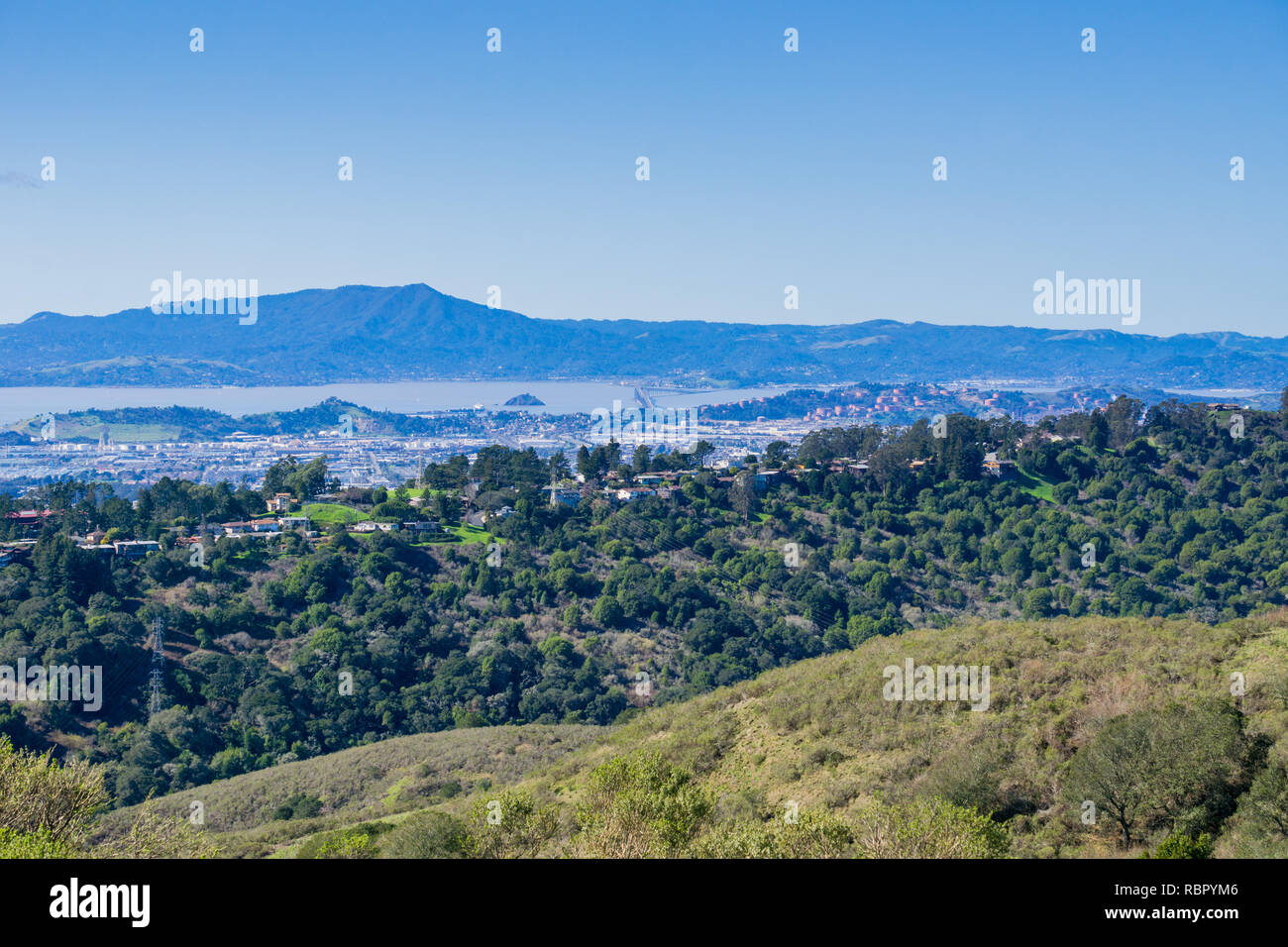 Vista verso Richmond da Wildcat canyon parco regionale, a est di San Francisco Bay, Contra Costa county, Marin County in background, California Foto Stock