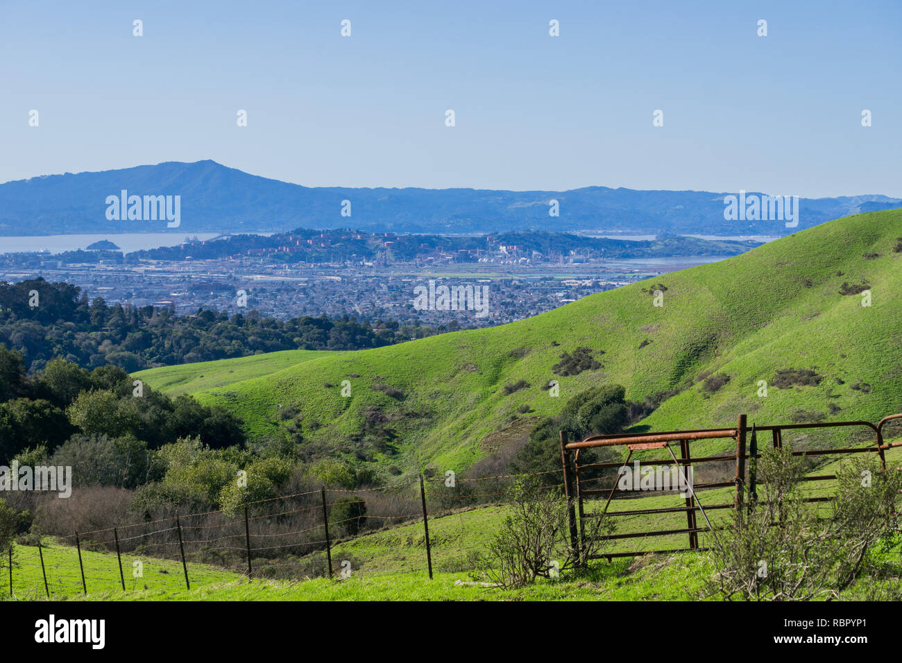 Vista verso Richmond da Wildcat canyon parco regionale, a est di San Francisco Bay, Contra Costa county, Marin County in background, California Foto Stock