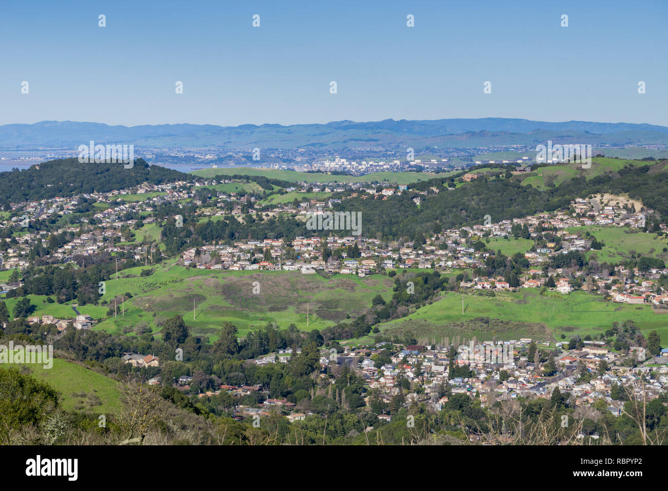 Vista verso i quartieri residenziali a Richmond da Wildcat canyon parco regionale, a est di San Francisco Bay, Contra Costa County, California Foto Stock