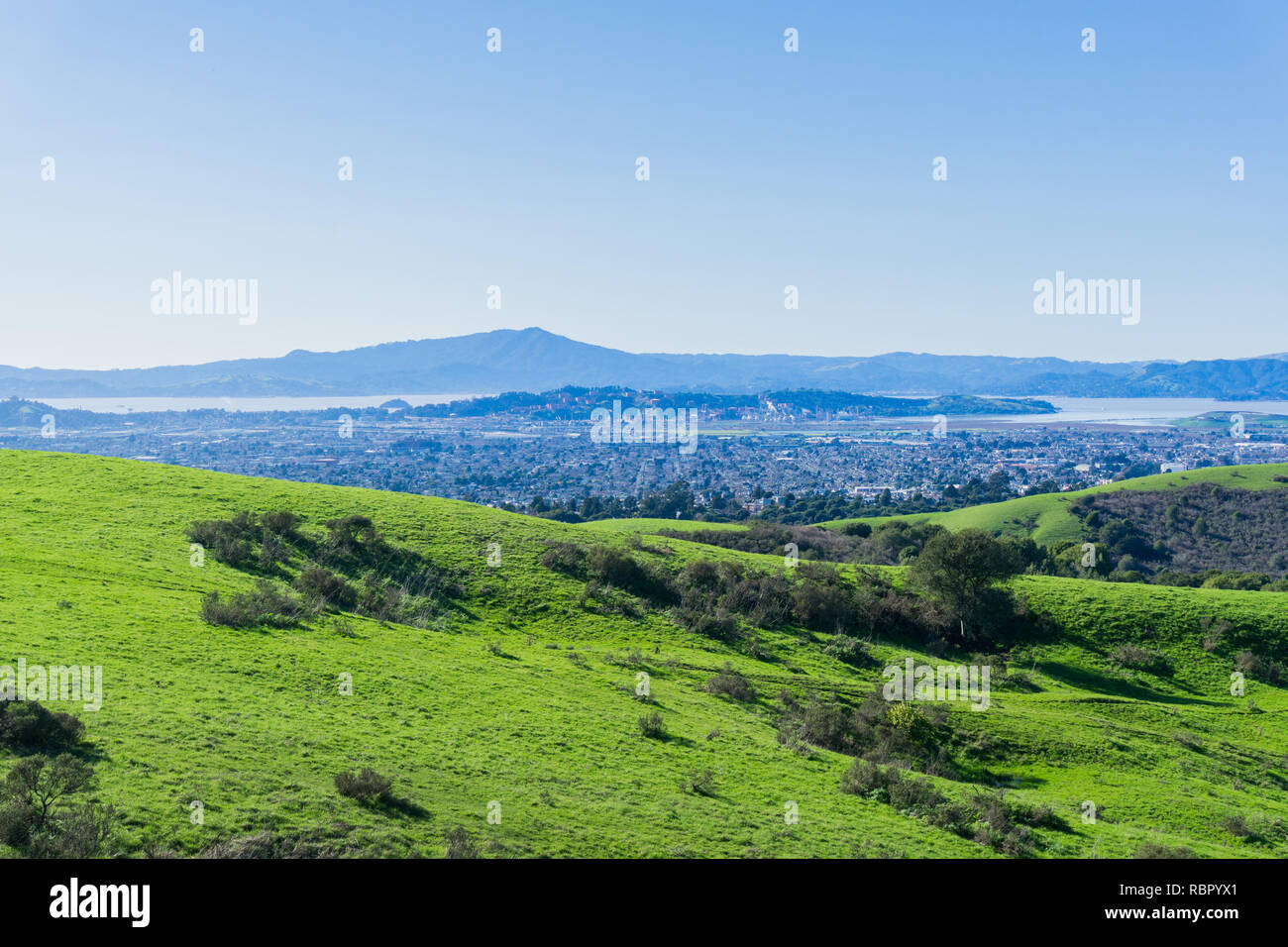 Vista verso Richmond da Wildcat canyon parco regionale, a est di San Francisco Bay, Contra Costa county, Marin County in background, California Foto Stock