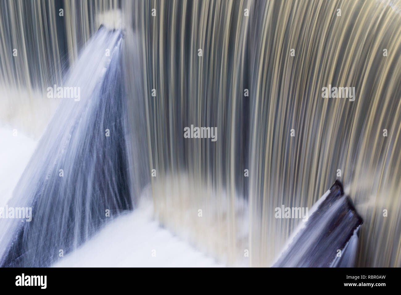 Fast acqua che scorre su una diga in calcestruzzo, California; lunga esposizione Foto Stock