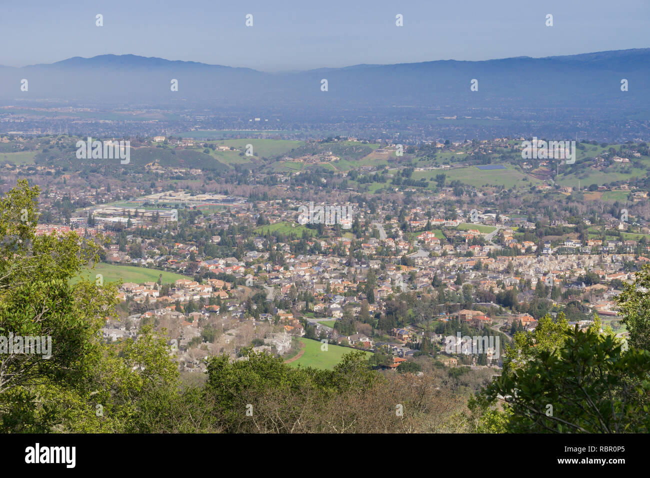 Vista in direzione di un quartiere residenziale di San Jose dalle colline di Almaden Quicksilver County Park, nella parte sud di San Francisco Bay, California Foto Stock