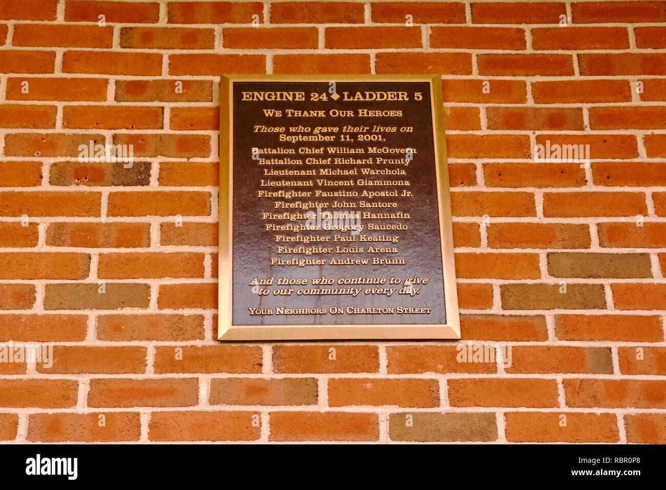 Il motore 24 Scala 5 lapide su Charlton Street a New York City per commemorare i vigili del fuoco che hanno perso la vita in attentati 9/11 Foto Stock