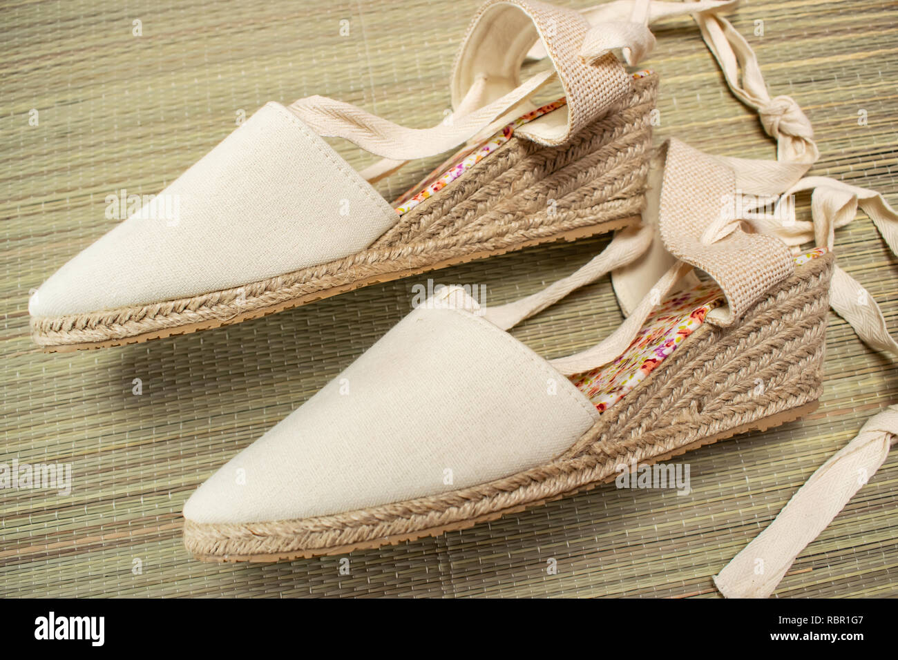 Donna sandali estivi grazioso stile vintage,espadrilles calzature isolate su un estate spiaggia mat. Foto Stock