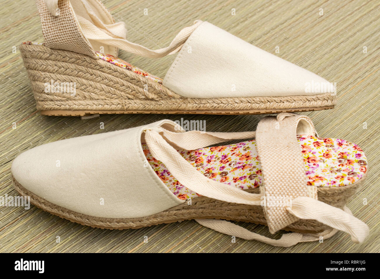 Donna sandali estivi grazioso stile vintage,espadrilles calzature isolate su un estate spiaggia mat. Foto Stock