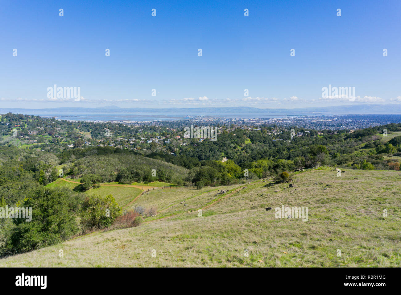 Vista in direzione di Redwood City e San Carlos da Edgewood park, nella Silicon Valley e la baia di San Francisco, California Foto Stock