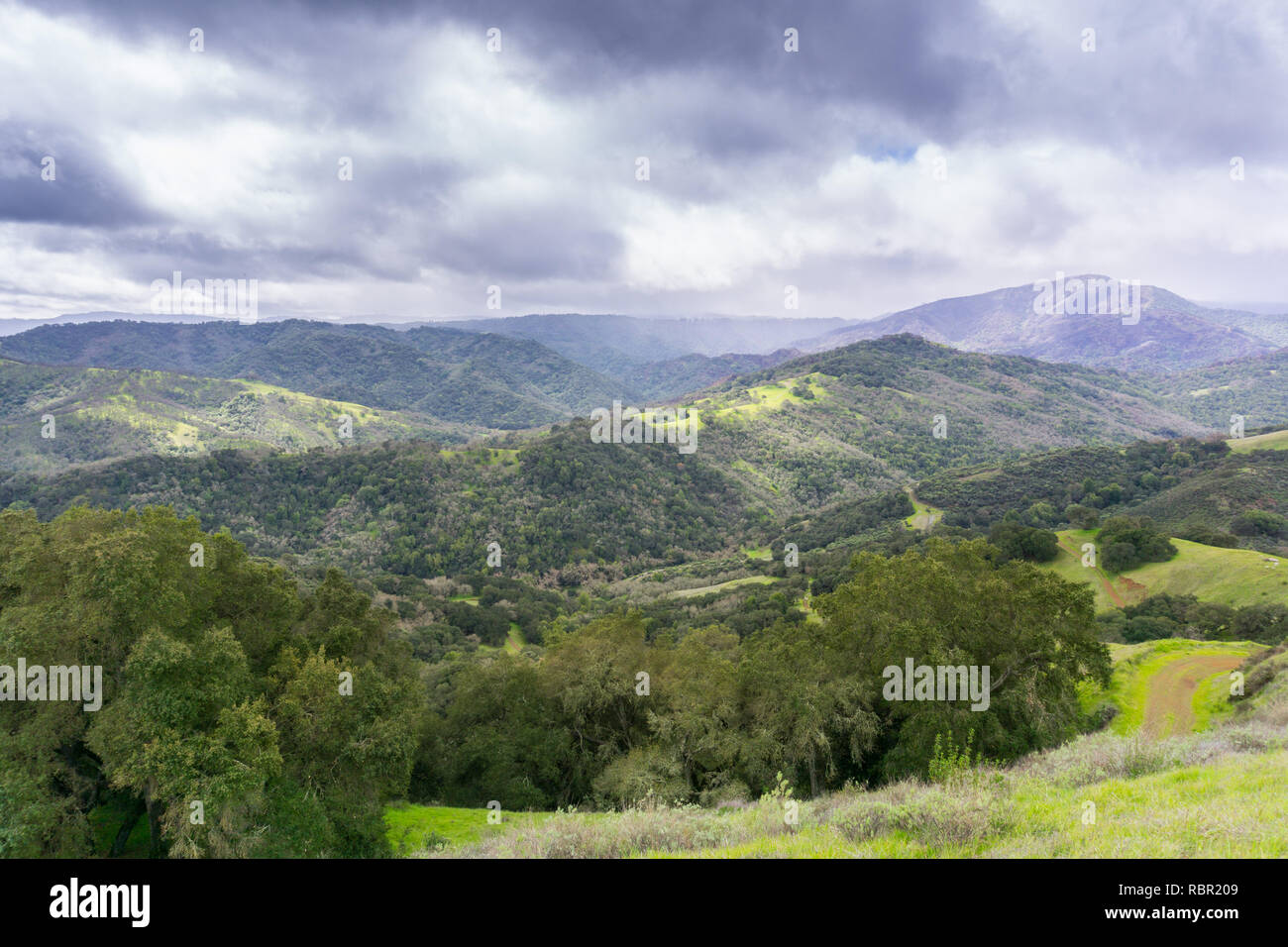 Vista verso Santa Cruz Mountains da Calero serbatoio Parcheggio contea su un giorno di tempesta, California Foto Stock