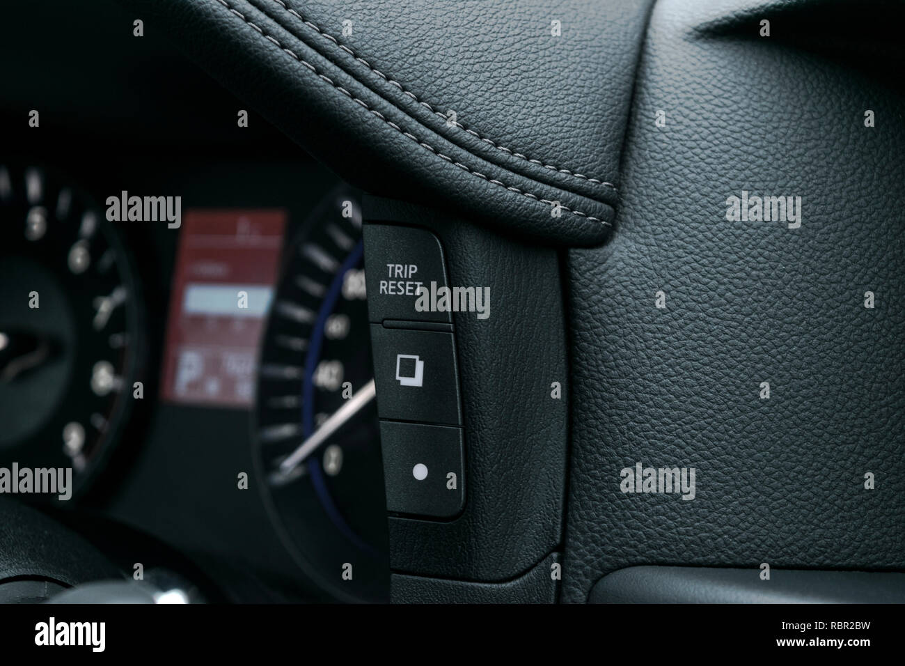 Auto Cruscotto, Cruscotto closeup con visibile il tachimetro e pulsanti di viaggio. Auto moderna dettagli interni Foto Stock