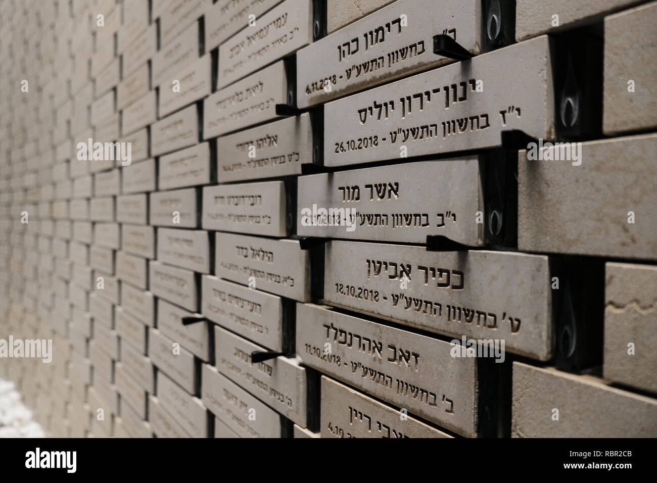Pioli in plastica supporto installato di recente le piastrelle con i nomi degli ultimi soldati caduti presso il National Memorial per Israele è caduto o National Hall di Foto Stock