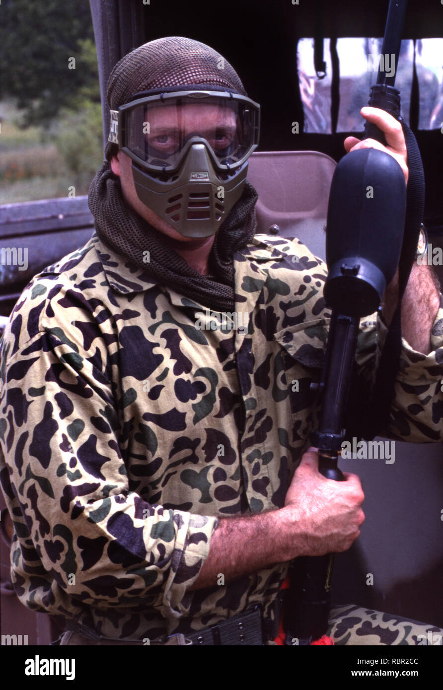 Il paintball 'soldier' in piena battaglia abito con pistola paintball Foto Stock