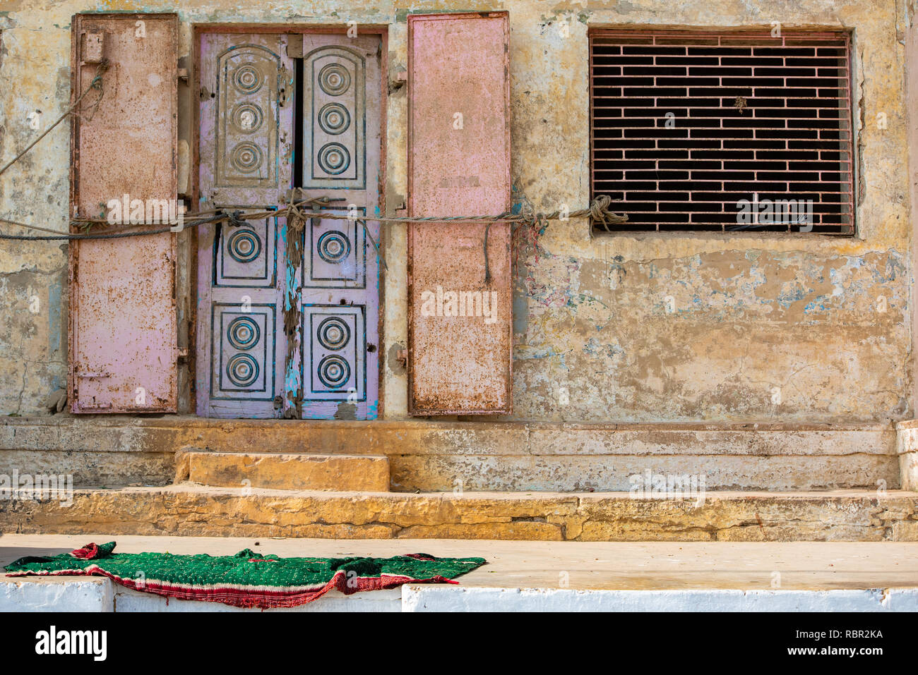 Dettaglio di una porta e finestra di Varanasi, India Foto Stock