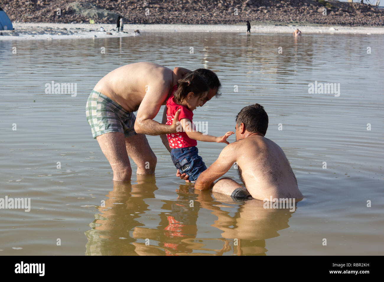 Una famiglia sono il nuoto nel sale Urmia Lake, West Azerbaijan provincia, Iran Foto Stock