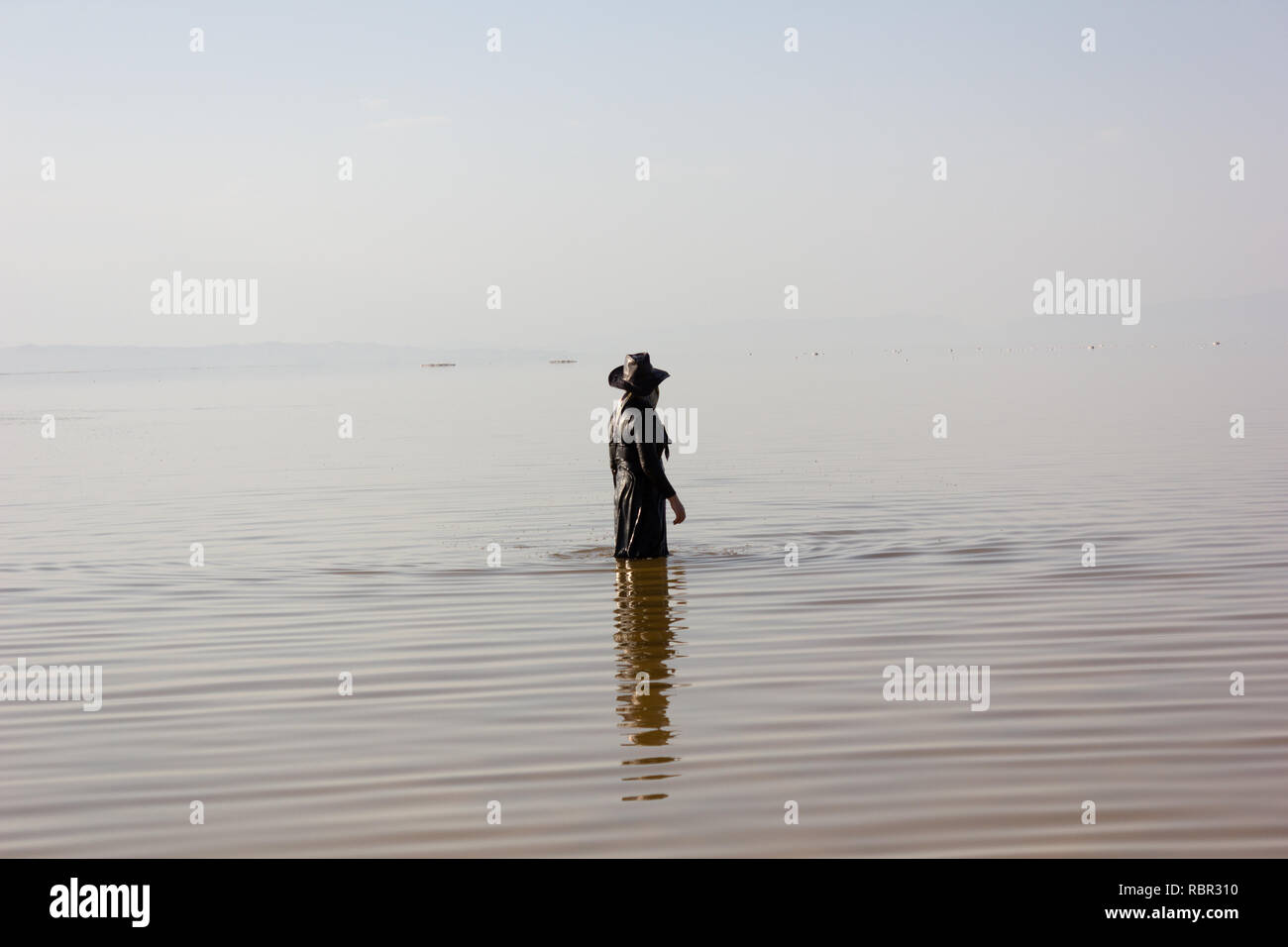 Una donna sta camminando nel sale Urmia Lake, West Azerbaijan provincia, Iran Foto Stock