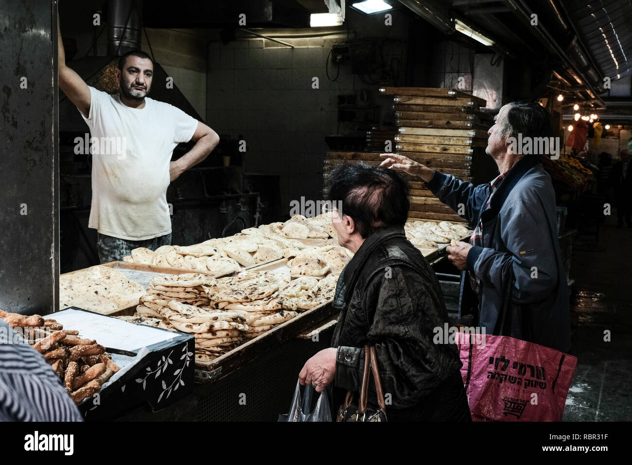 Mahane Yehuda Market, spesso indicato come Shuk, è un marketplace, originariamente aperto, ma ora parzialmente coperto, in Gerusalemme. Popolare con entrambi Foto Stock