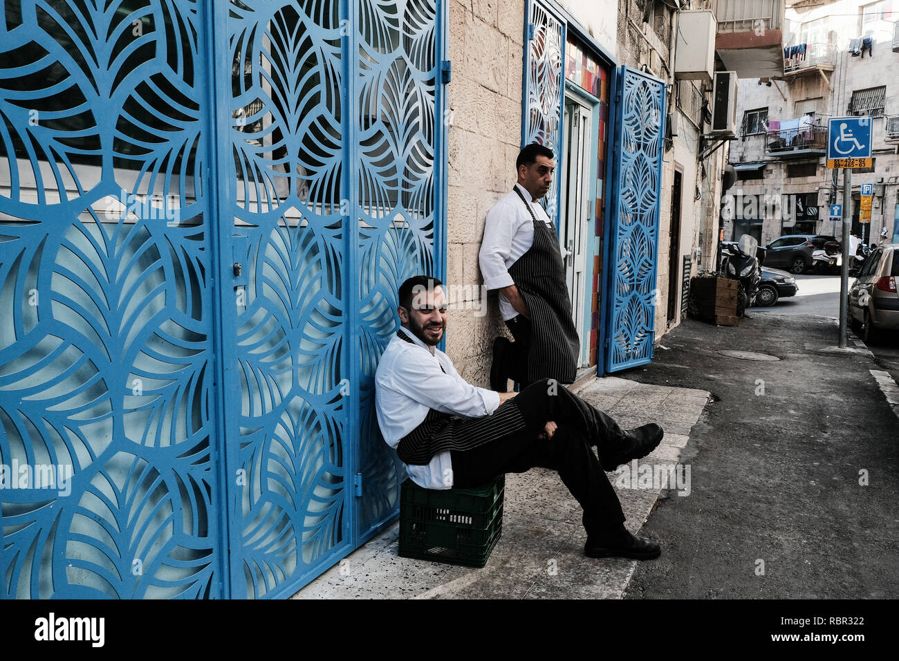 Mahane Yehuda Market, spesso indicato come Shuk, è un marketplace, originariamente aperto, ma ora parzialmente coperto, in Gerusalemme. Popolare con entrambi Foto Stock