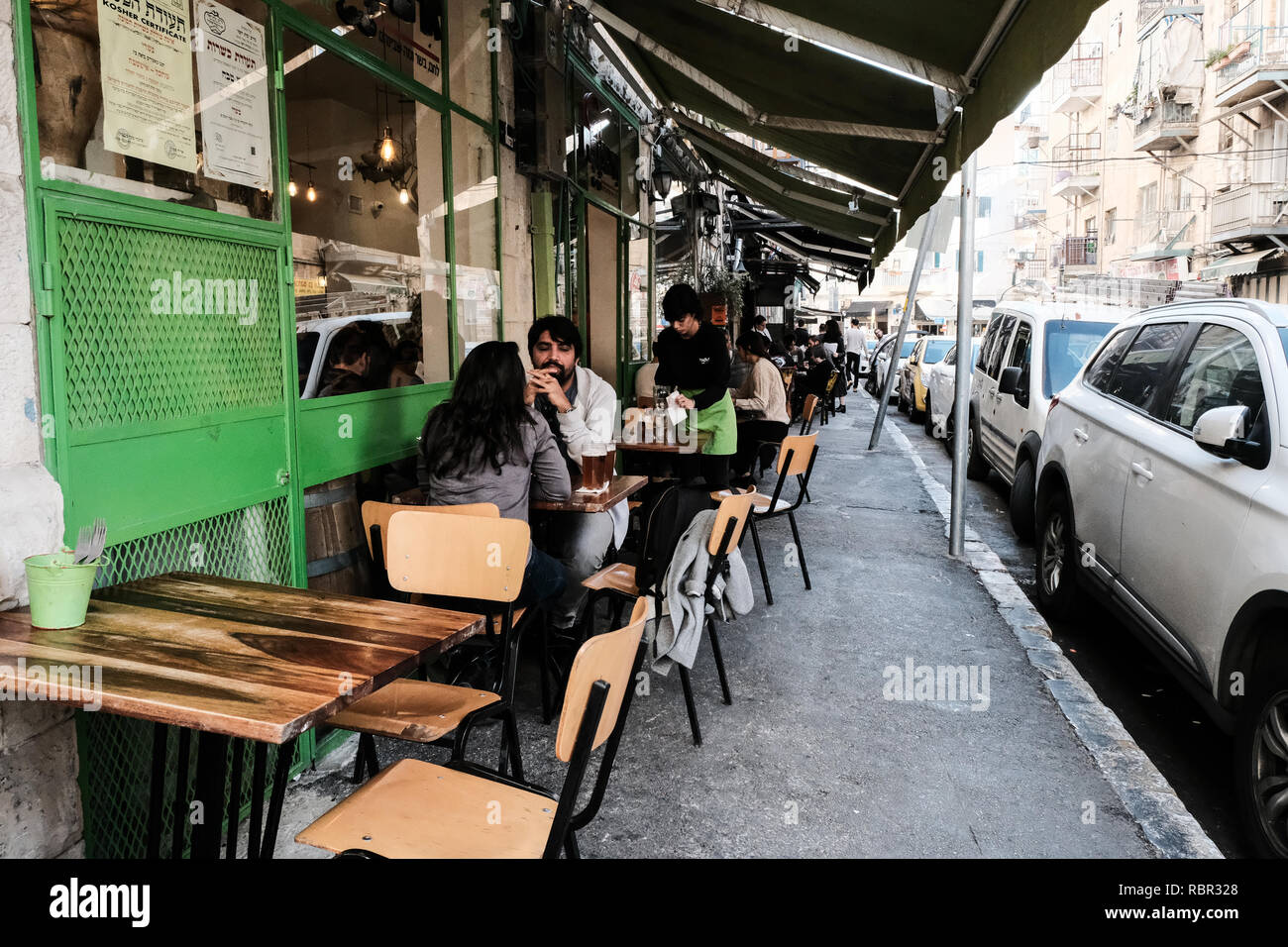 Mahane Yehuda Market, spesso indicato come Shuk, è un marketplace, originariamente aperto, ma ora parzialmente coperto, in Gerusalemme. Popolare con entrambi Foto Stock