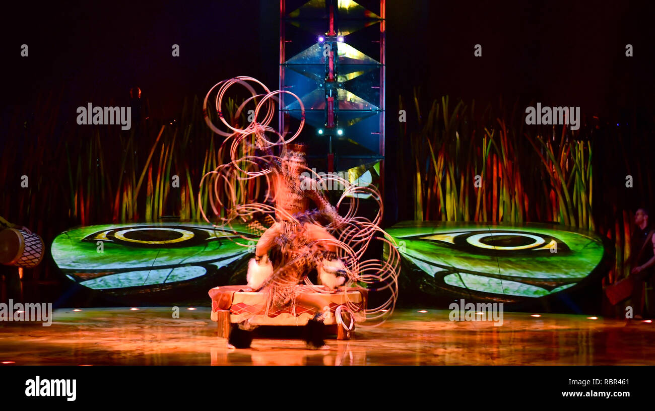 Nota del redattore effetto creato utilizzando la fotocamera in più la funzione Esposizione Hoop ballerini Eric Hernandez e Shandien Lawrence durante la prova generale di Totem dal Cirque du Soleil alla Royal Albert Hall di Londra. Foto Stock