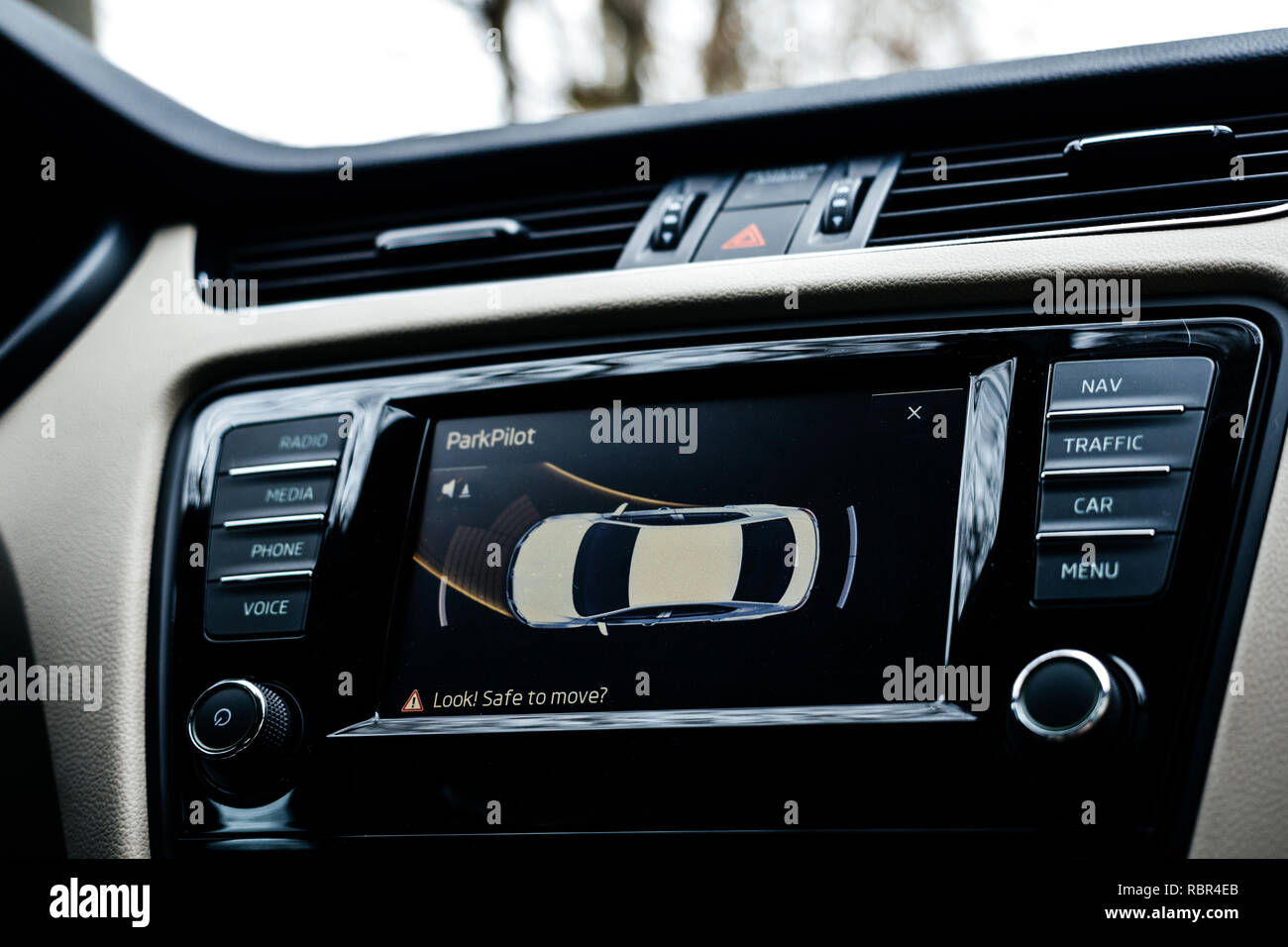 Cruscotto di automobile display che mostra la prossima manovra sullo schermo utilizzando la vettura di sensori di parcheggio Foto Stock