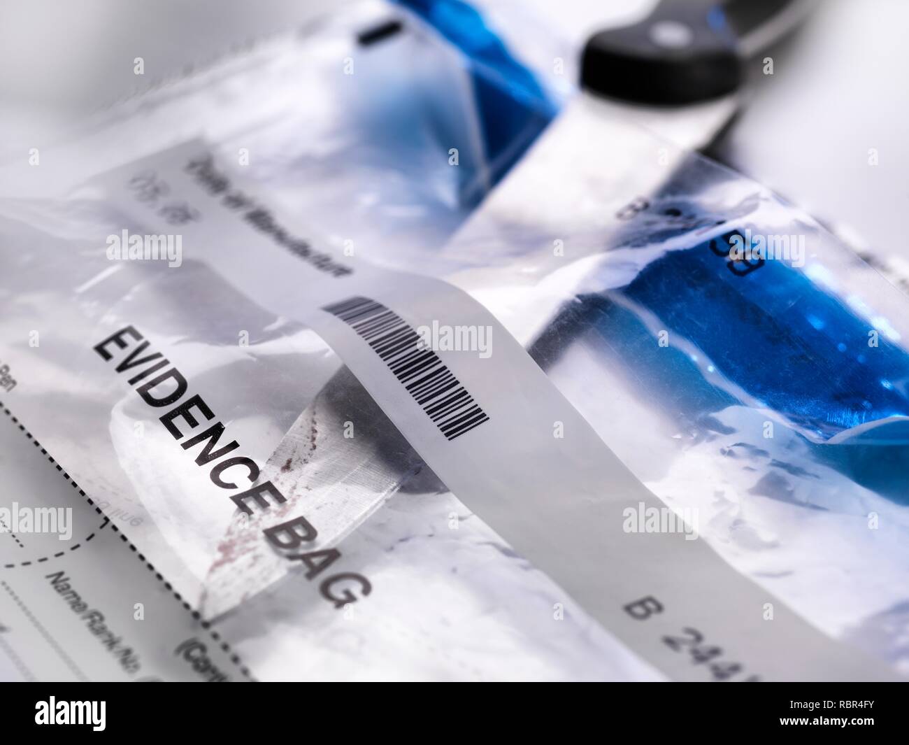 Prove forensi collezione. Un coltello che sta per essere prelevati mediante tampone per DNA (acido desossiribonucleico) e altre prove forensi. Foto Stock