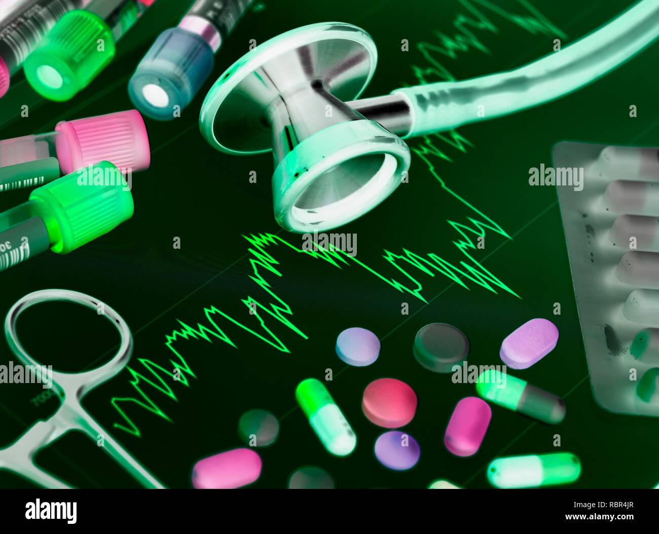 Stetoscopio, medicina e i campioni di medicinali seduto su di una quota di prezzo grafico illustrante investire nella ricerca farmaceutica. Foto Stock