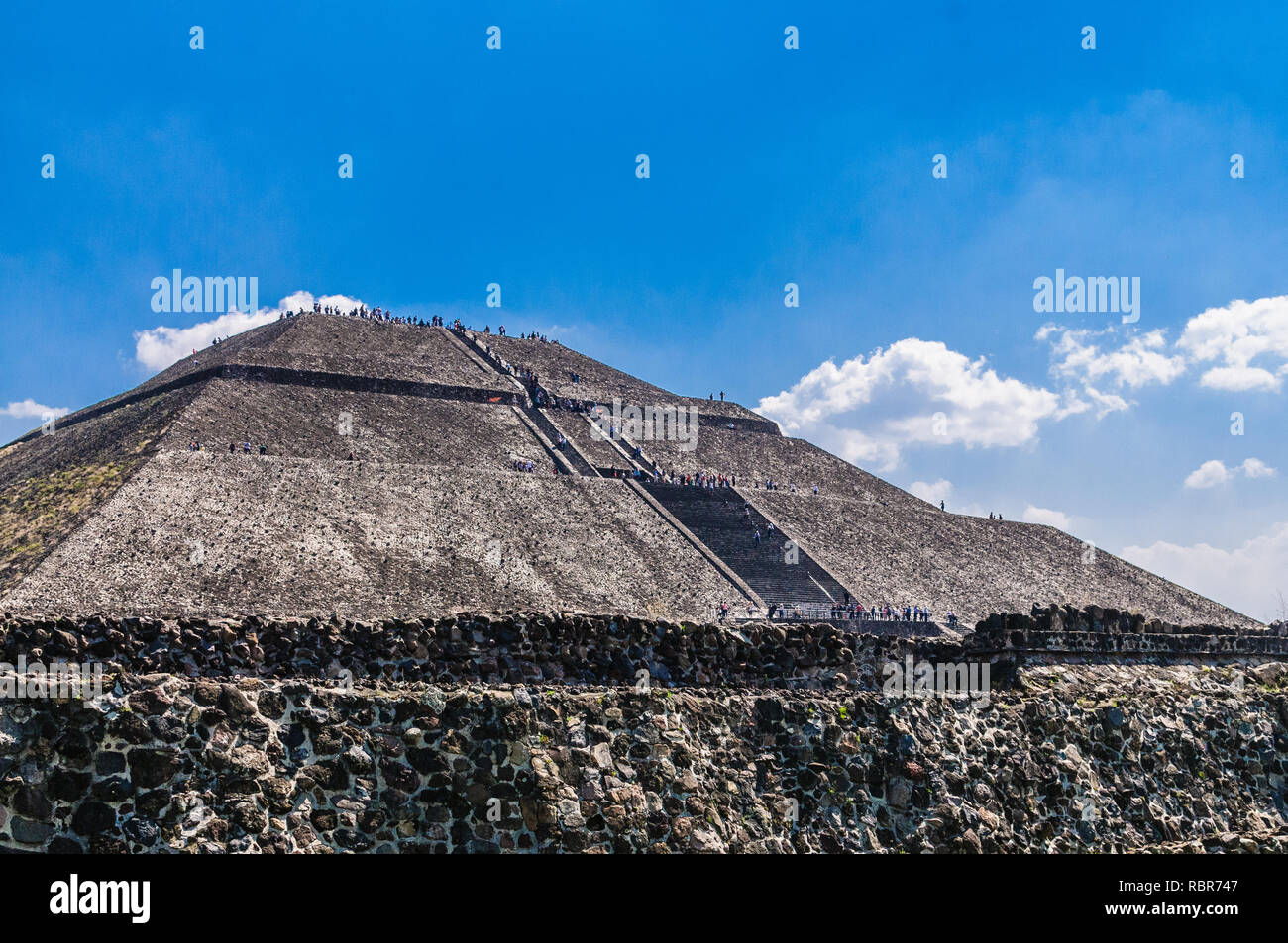 Bella vista sulla piramide del sole nel sito archeologico di Teotihuacan, deve vedere visite turistiche Foto Stock