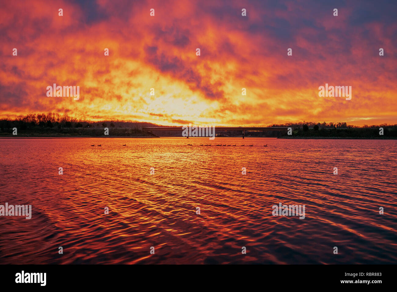 Alba brillante luce si riflette sulla superficie del Piccolo Lago Seneca. Foto Stock