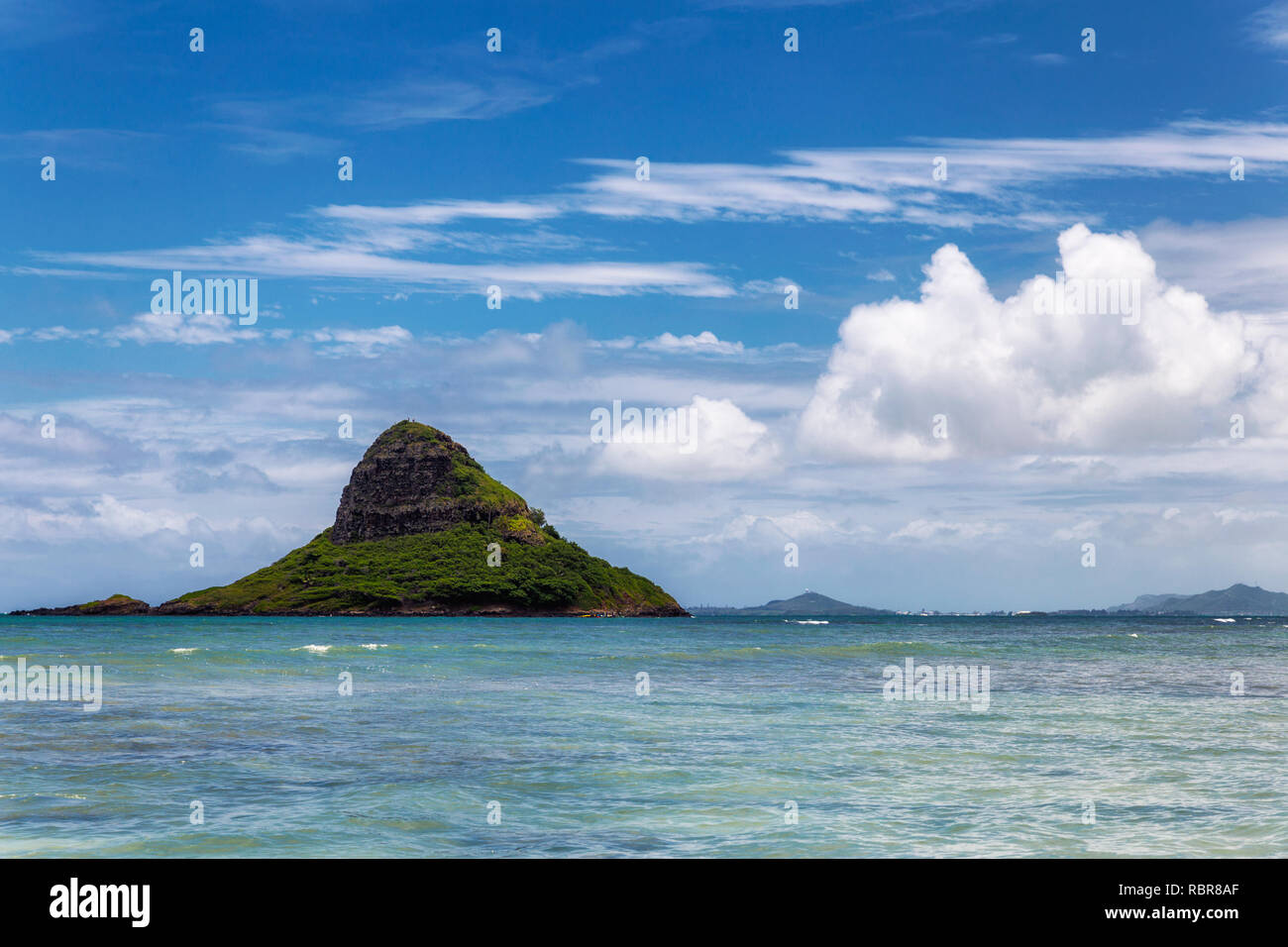 L'isola di Mokoli'i (precedentemente conosciuta come il termine obsoleto 'cappello di Chinaman') ha vista dell'isola e delle belle acque turchesi alla spiaggia di Kualoa, Oahu, Hawaii Foto Stock