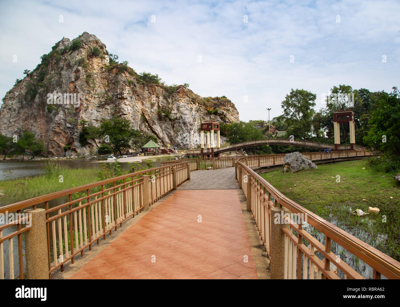 Sentiero lungo il lago in Hin Khao Ngu parco di pietra Foto Stock