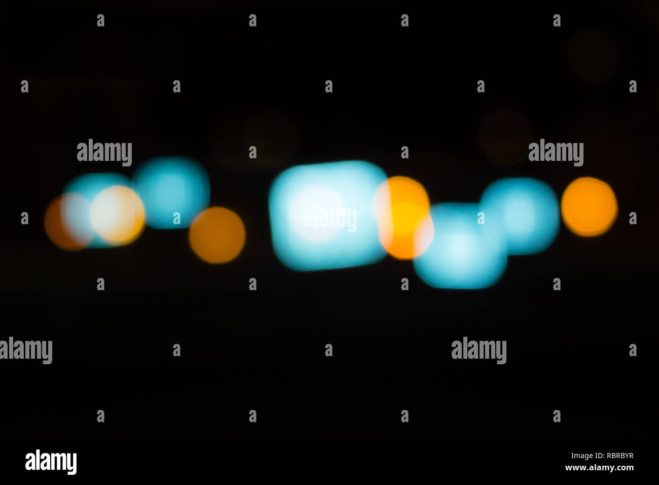 Blu Bianco Giallo bokeh. luci sfocate per astratto colore di sfondo Foto Stock