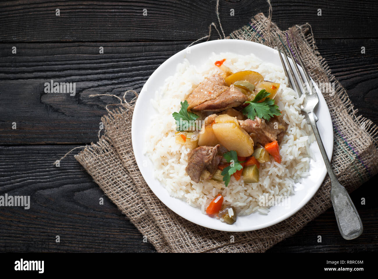 Risotto con riso bianco, la carne e le verdure. Foto Stock
