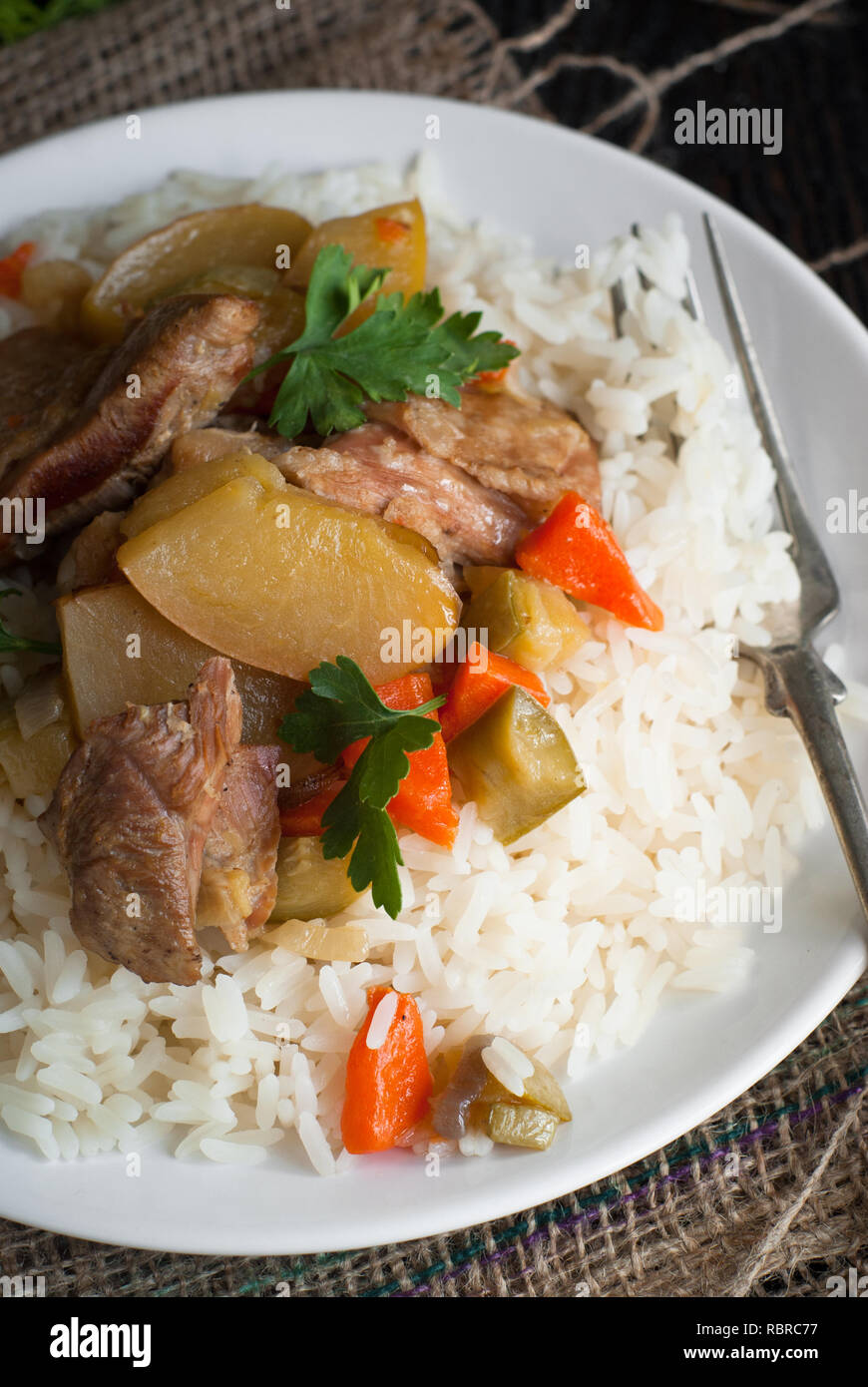 Risotto con riso bianco, la carne e le verdure. Foto Stock