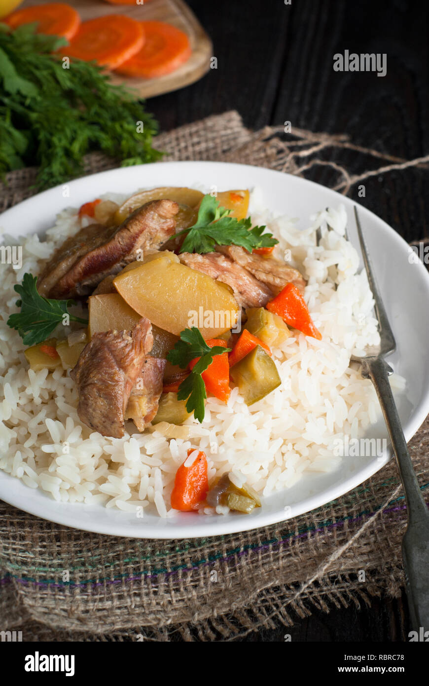 Risotto con riso bianco, la carne e le verdure. Foto Stock
