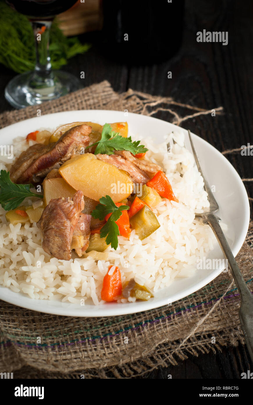 Risotto con riso bianco, la carne e le verdure. Foto Stock