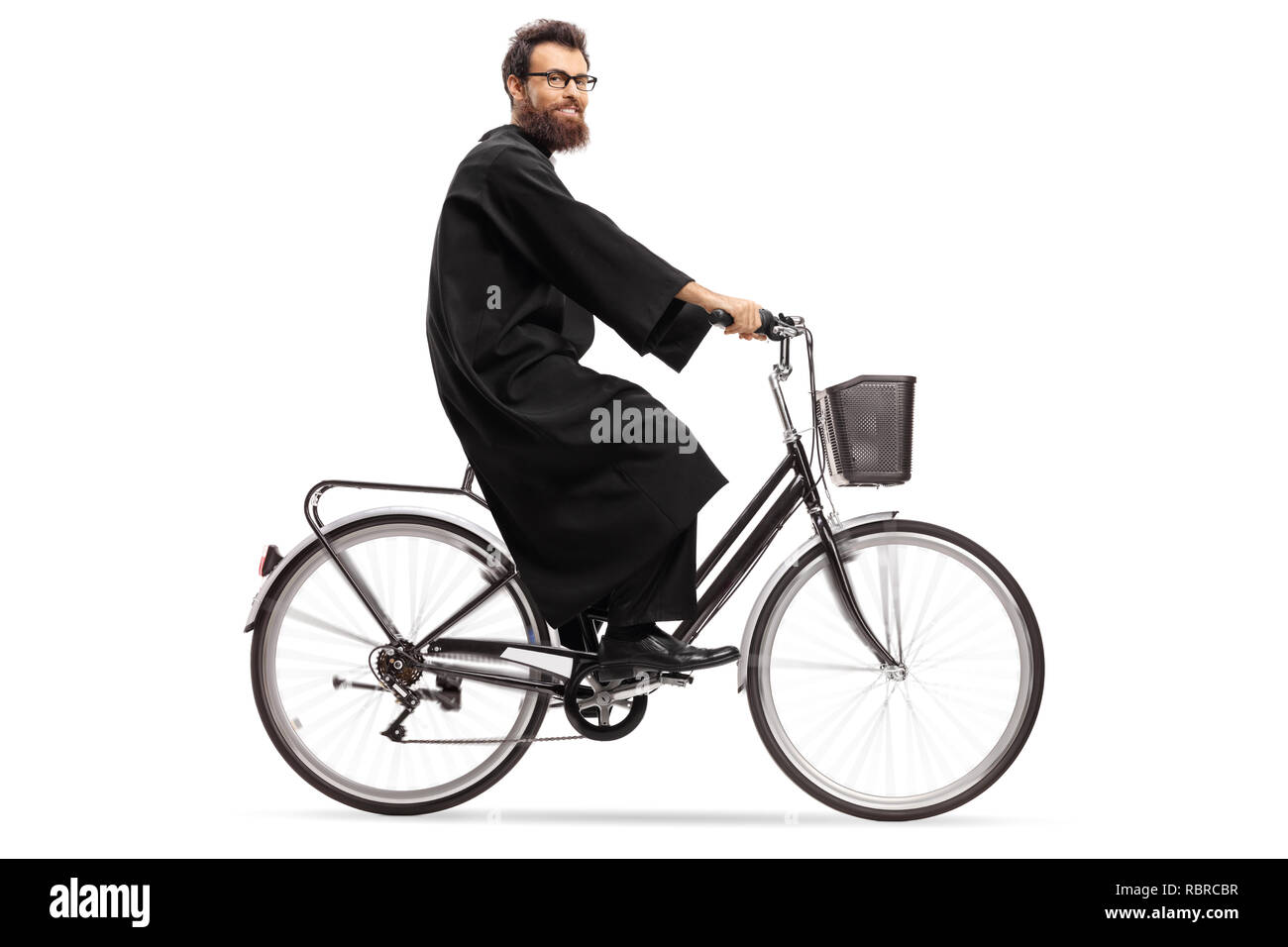 A piena lunghezza shot di un sacerdote di una bicicletta isolati su sfondo bianco Foto Stock
