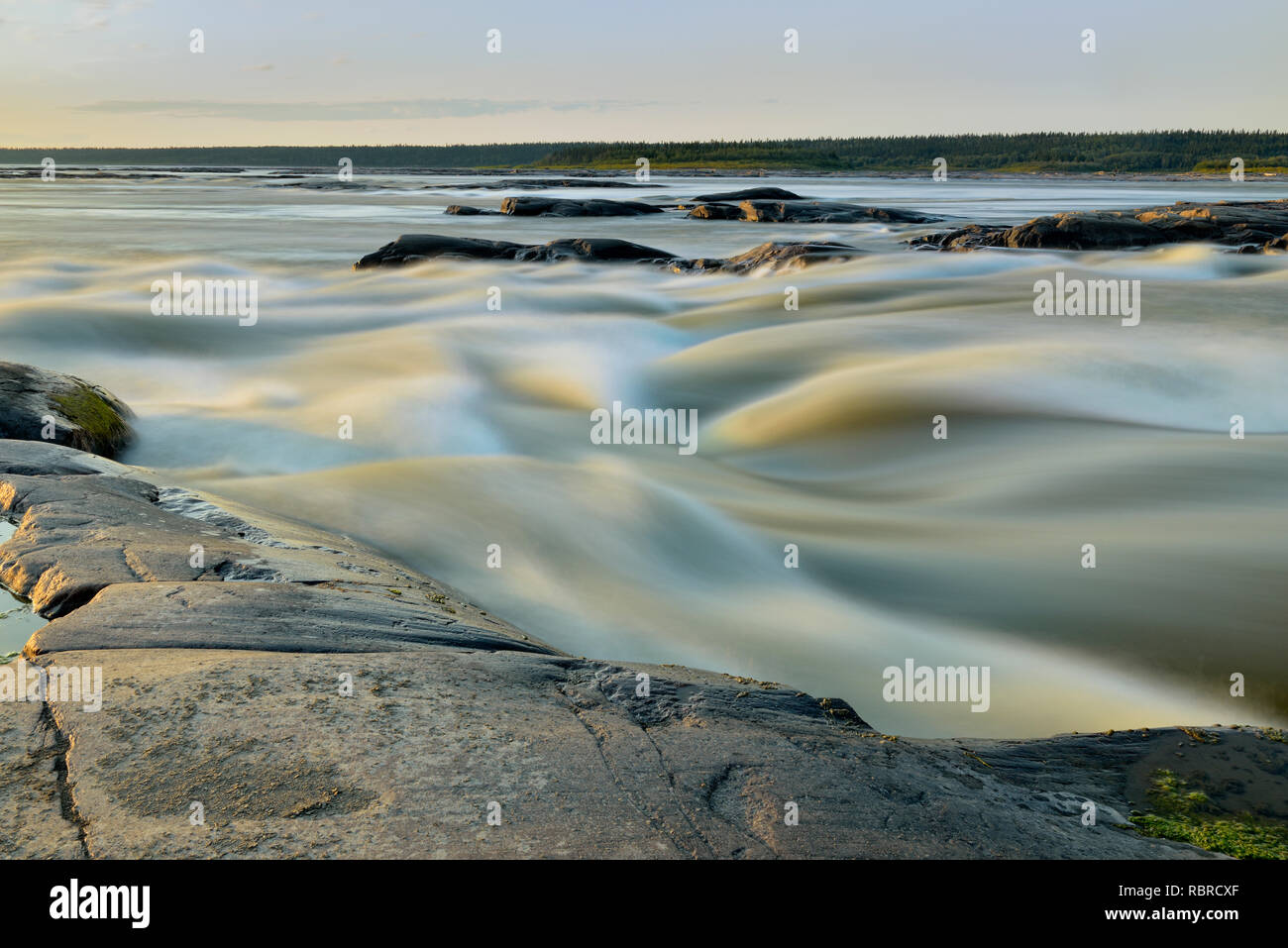 Slave riva del fiume vicino a rapide del annegato, Fort Smith, Northwest Territories, Canada Foto Stock