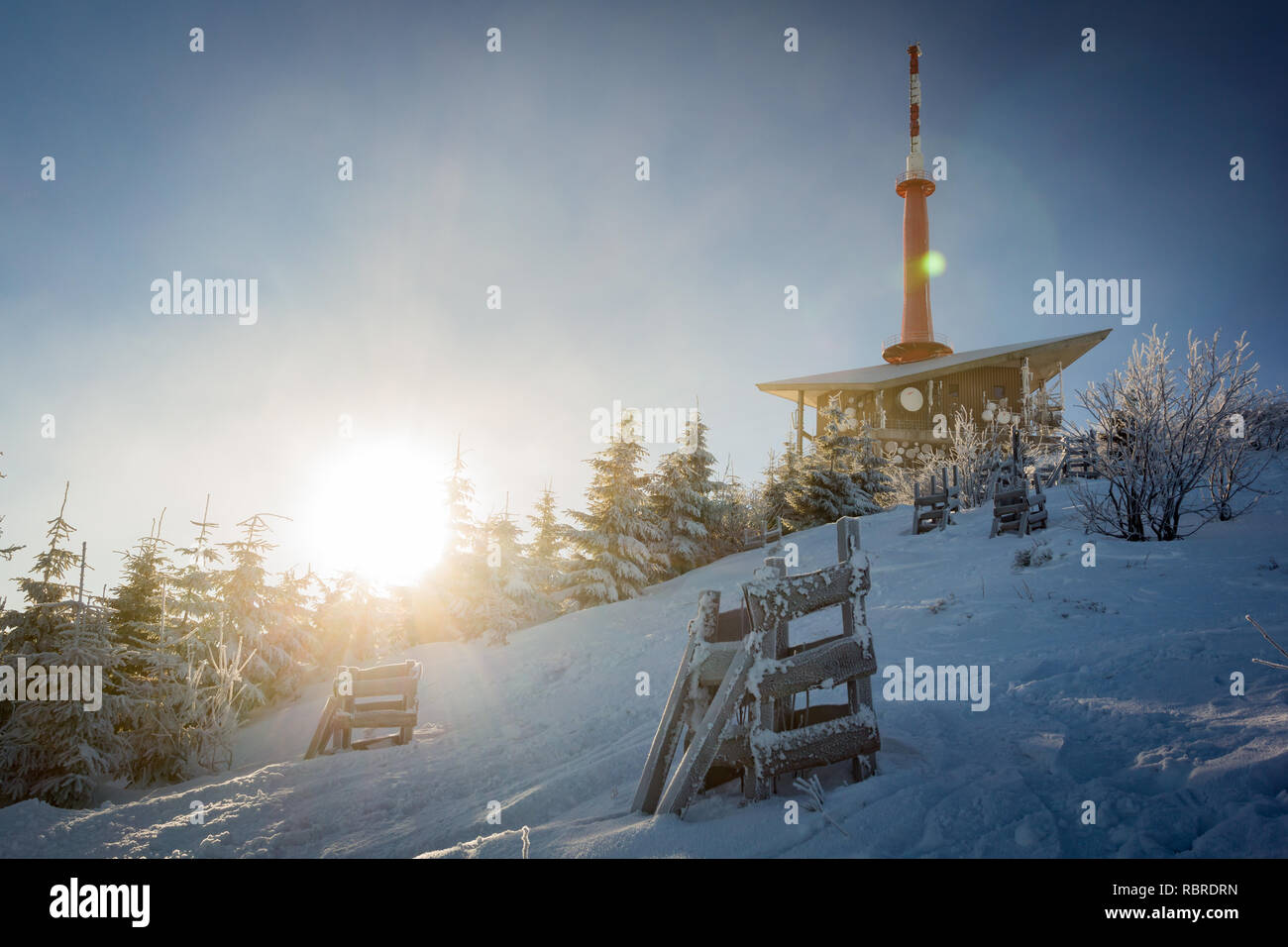 Congelati e nevoso trasmettitore televisivo su Lysa Hora montagna in Beskydy in inverno durante la mattina. Foto Stock