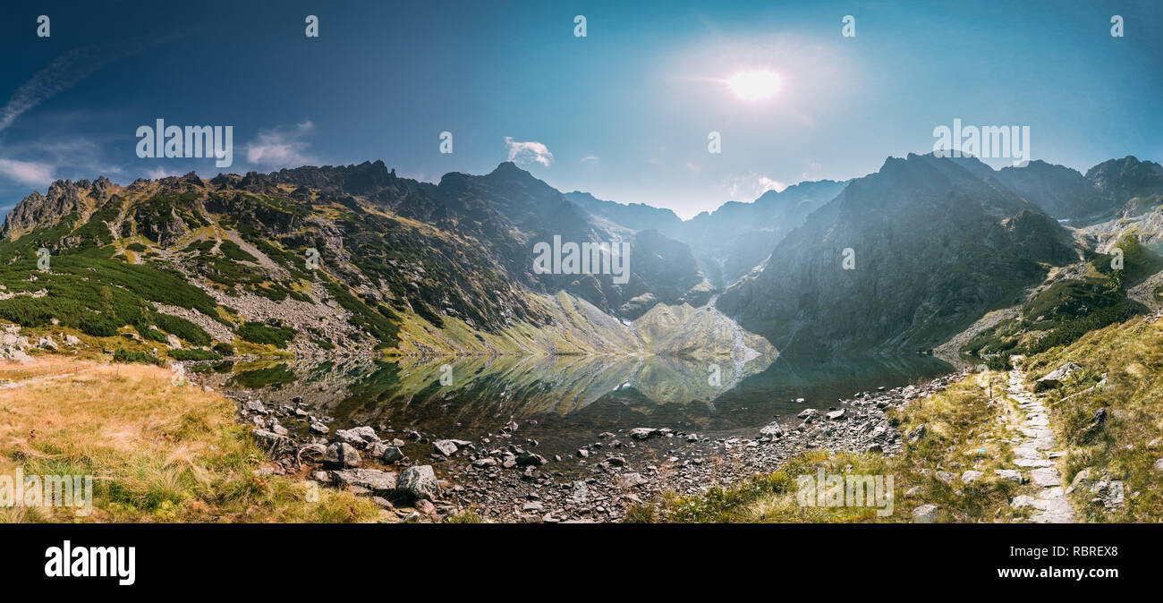 Parco nazionale dei Alti Tatra, Polonia. Lago calmo Czarny Staw sotto Rysy e Montagna estate paesaggio. La bellissima natura, Scenic Vista Panoramica dei Cinque Laghi Va Foto Stock