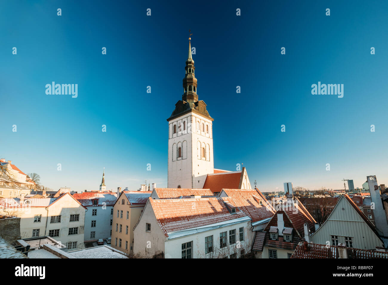 Tallinn, Estonia. Chiesa di San Nicola Niguliste Kirik è medioevale ex chiesa luterana. Oggi le case di ramo d'Arte Museo di Estonia e conce Foto Stock