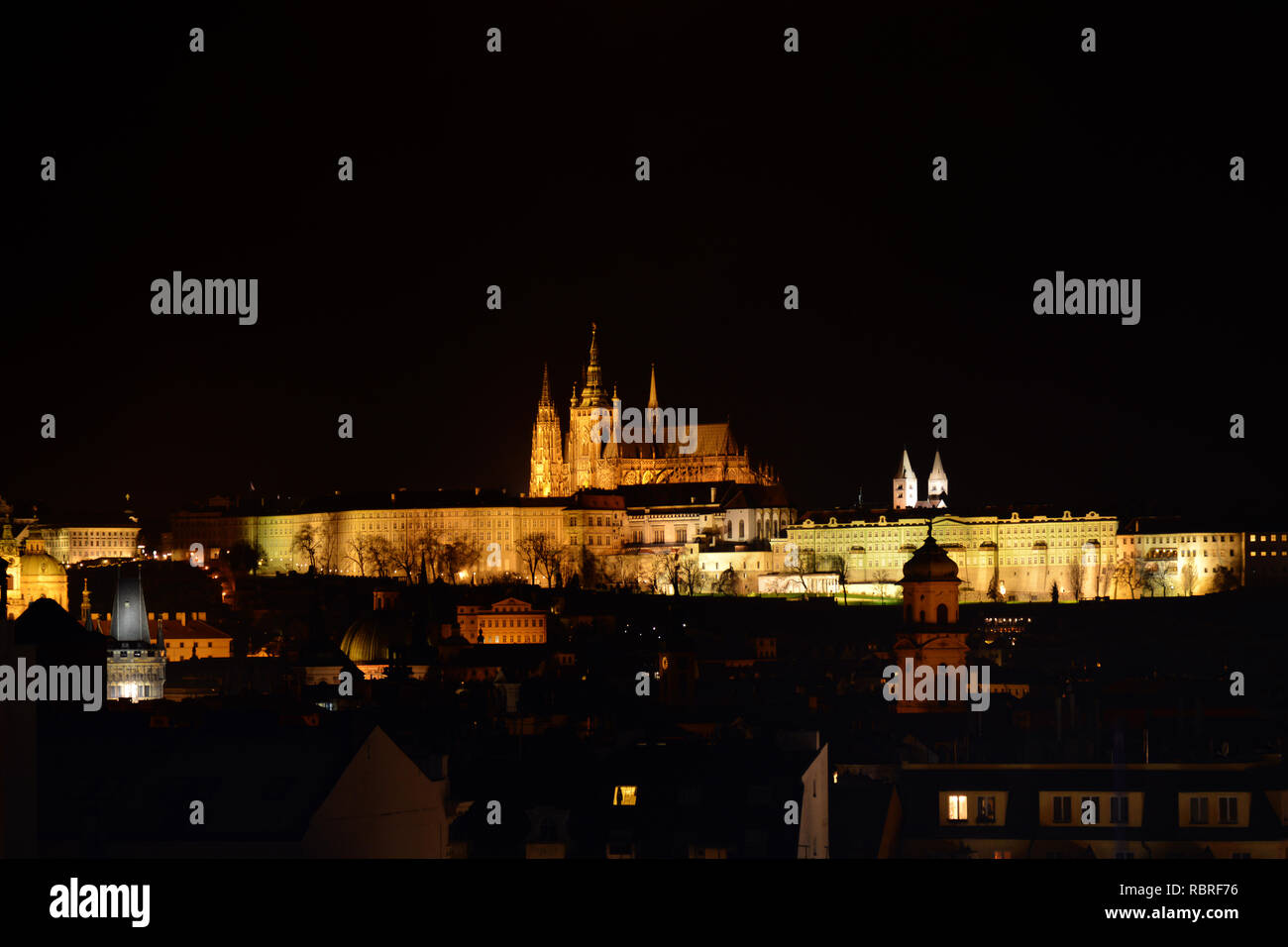 Bella vista del Castello di Praga di notte Foto Stock