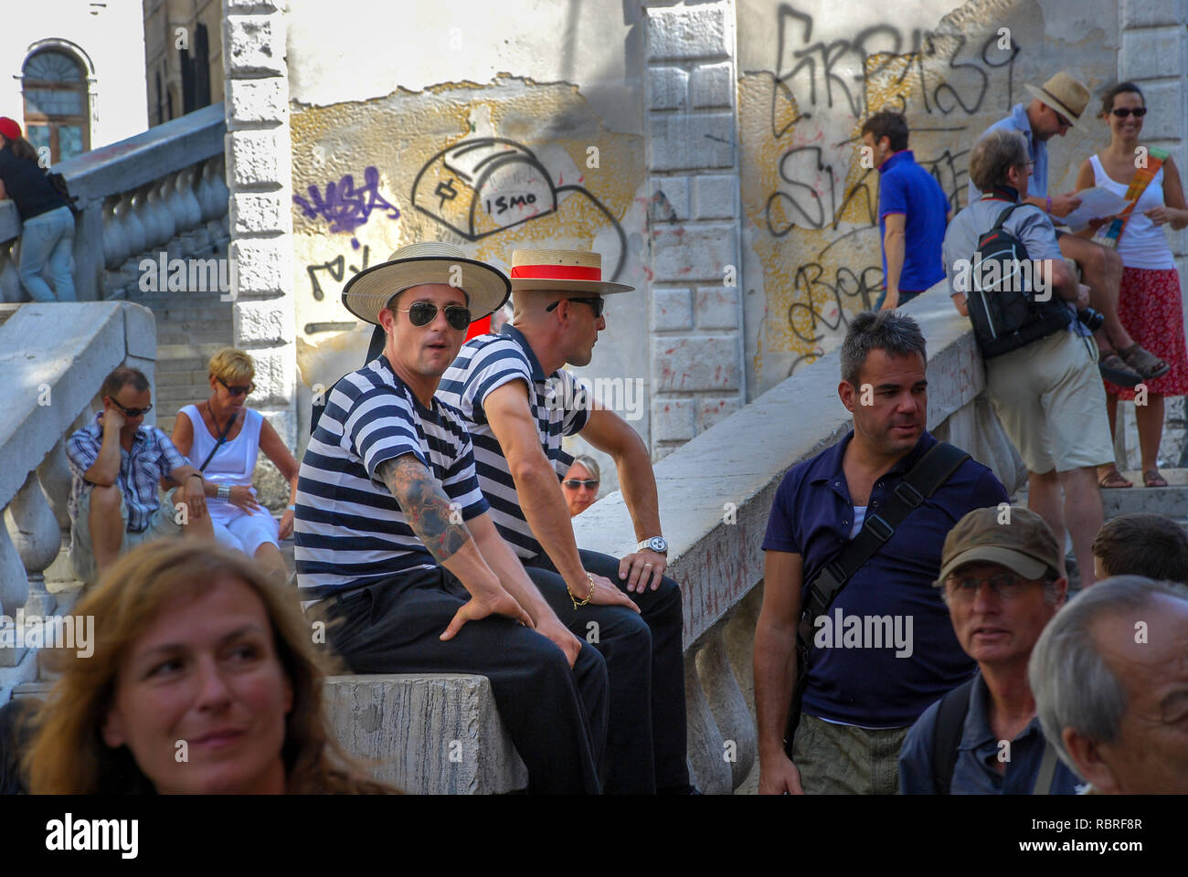 Venezia, Italia, due gondoliere seduto sulla ringhiera in posizioni esplicite, passato e loro sono i turisti Foto Stock