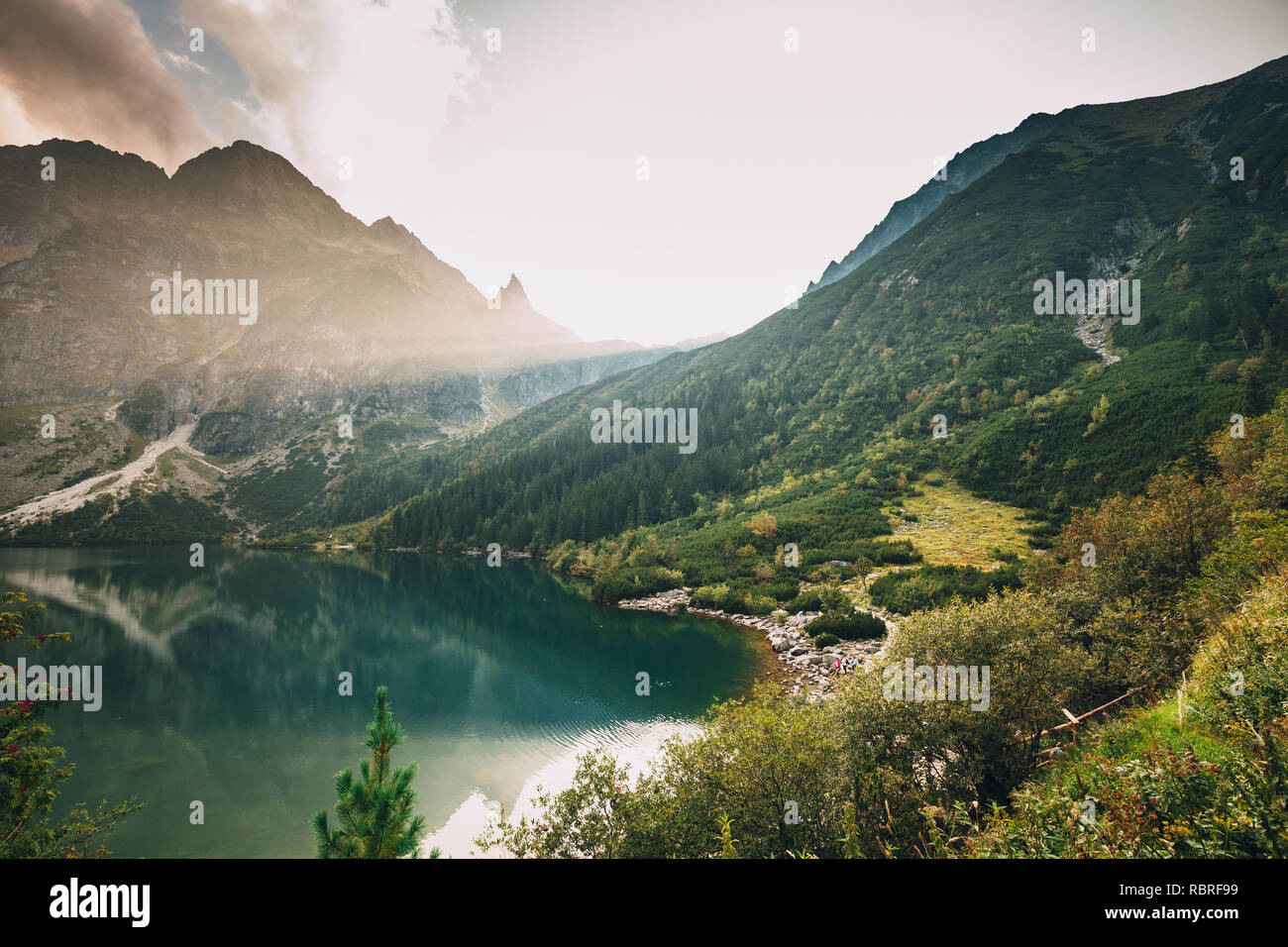 Parco nazionale dei Alti Tatra, Polonia. Famose Montagne Lago Morskie Oko mare o lago di occhio in serata d'estate. Bel Tramonto Sunray sopra il lago di tatra paesaggio Foto Stock