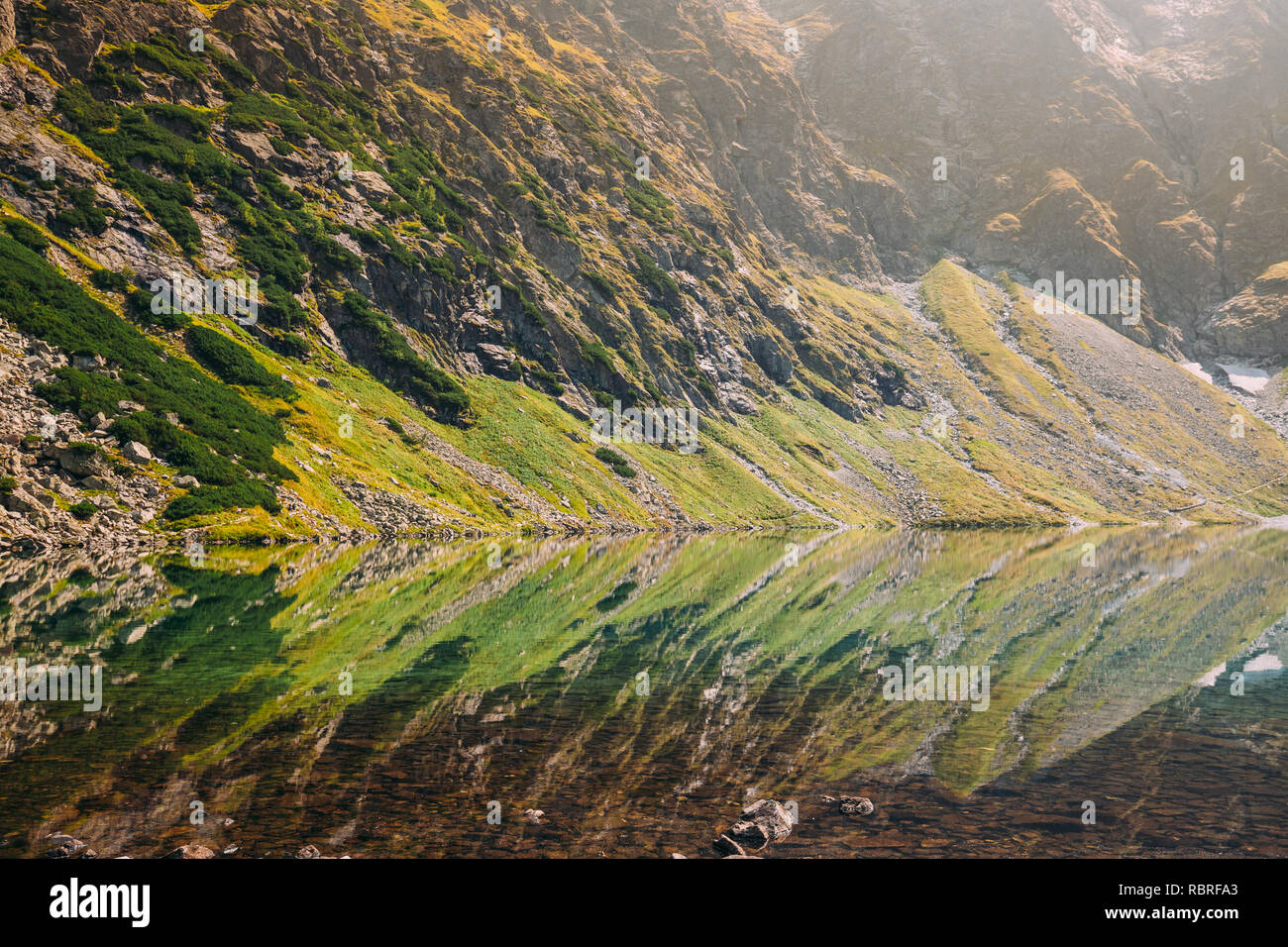 Parco nazionale dei Alti Tatra, Polonia. Lago calmo Czarny Staw sotto Rysy e Montagna estate paesaggio in acqua riflessioni. La bellissima natura, Vista panoramica di Fi Foto Stock